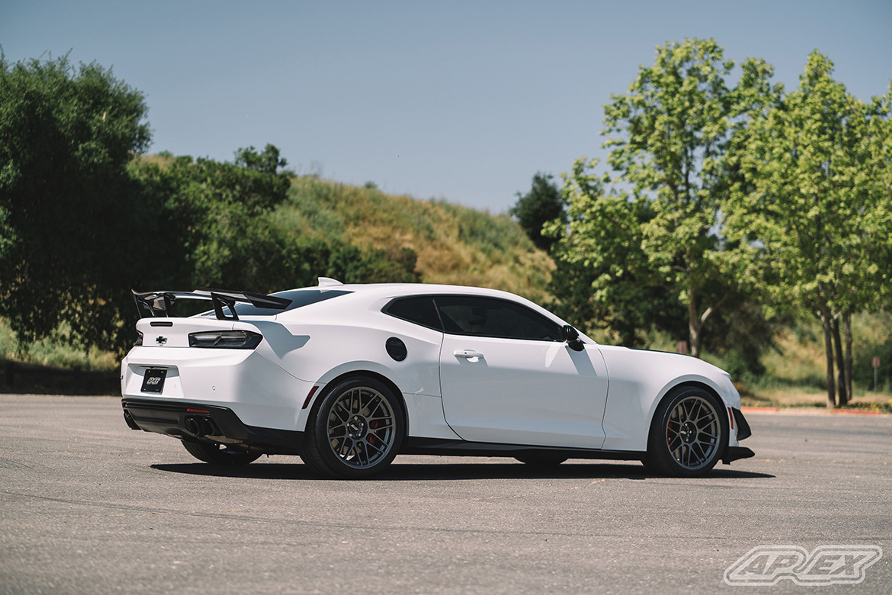 White Chevrolet 6th Gen Camaro ZL1 1LE with 19" ARC-8 Apex wheels in Anthracite