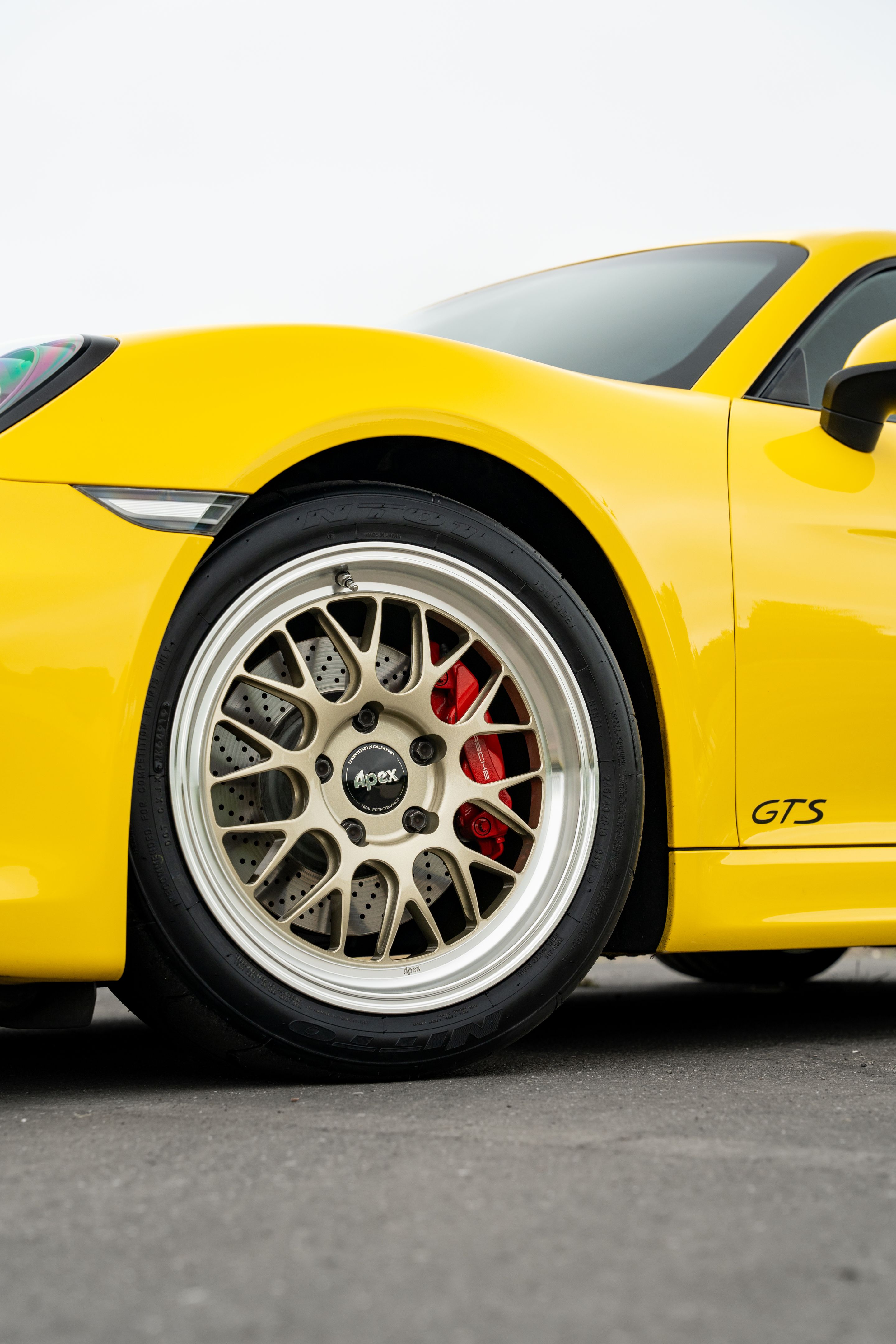 Yellow Porsche 981 Cayman GTS with 18" ML-10RT Apex wheels in Machined Lip Gloss Motorsport Gold
