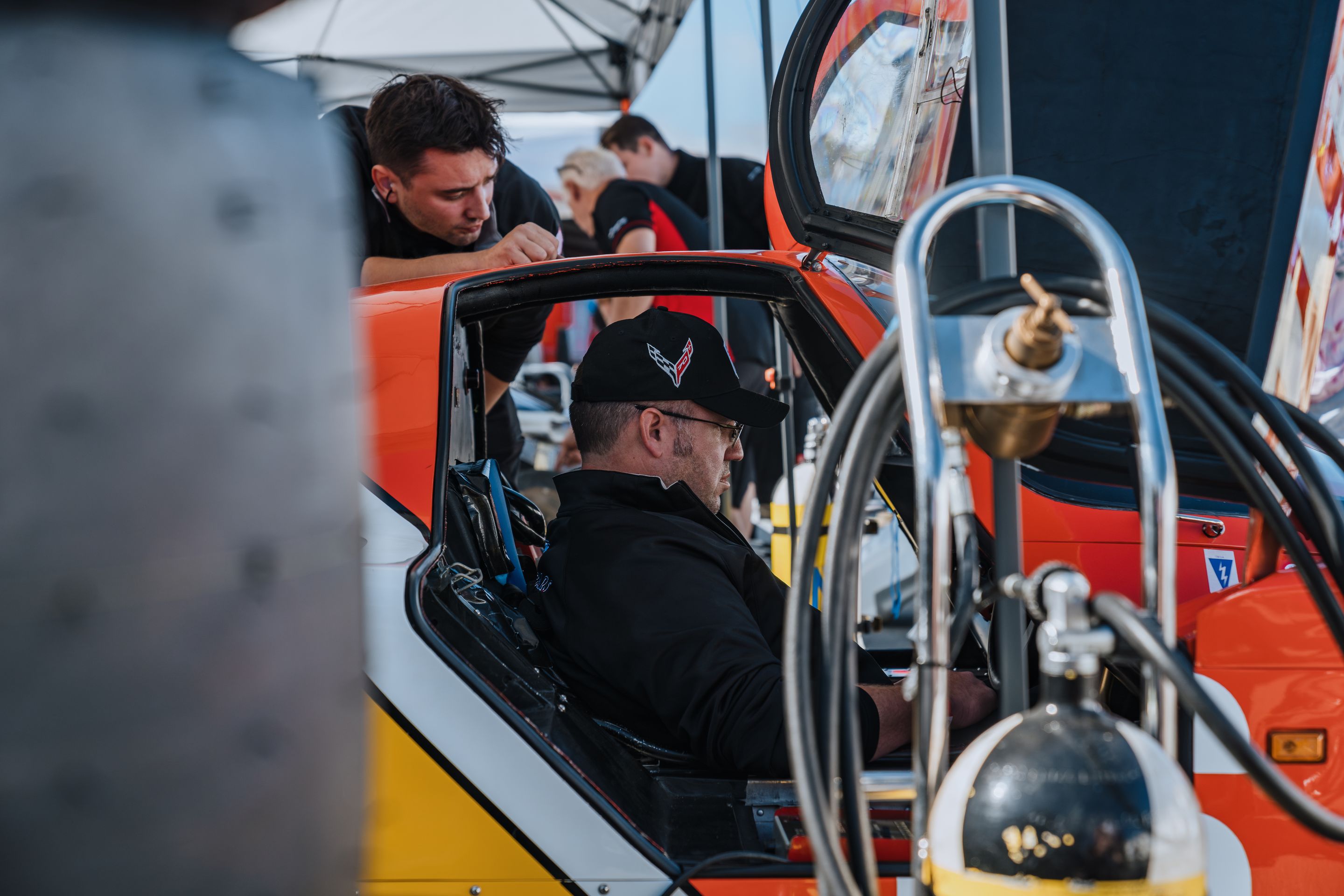 White Porsche 911 996 GT2 with 18" EC-7RS Apex wheels in Anthracite