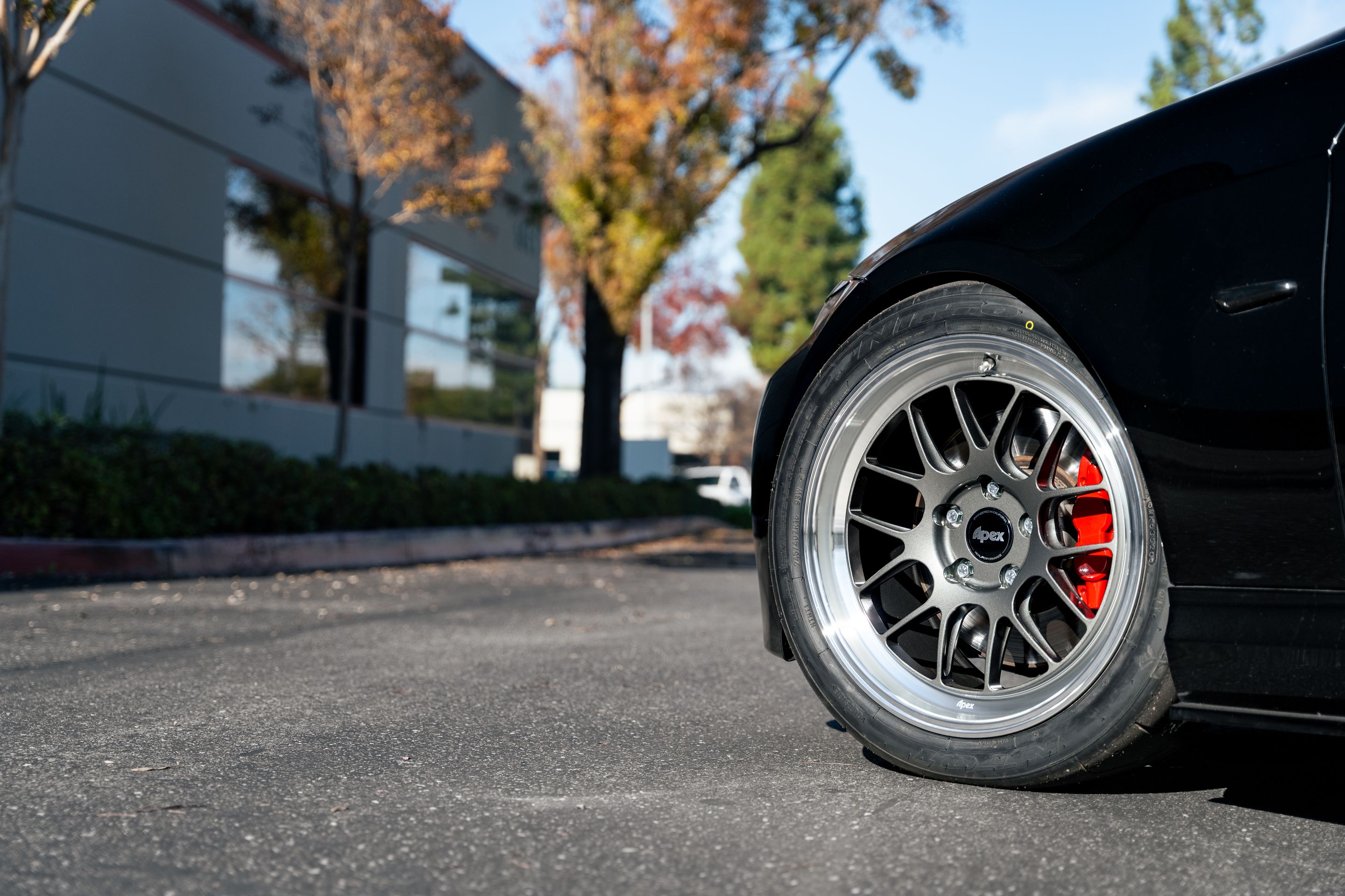 Black BMW E91 LCI Wagon 3 Series with 18" ML-7RT Apex wheels in Machined Lip Anthracite