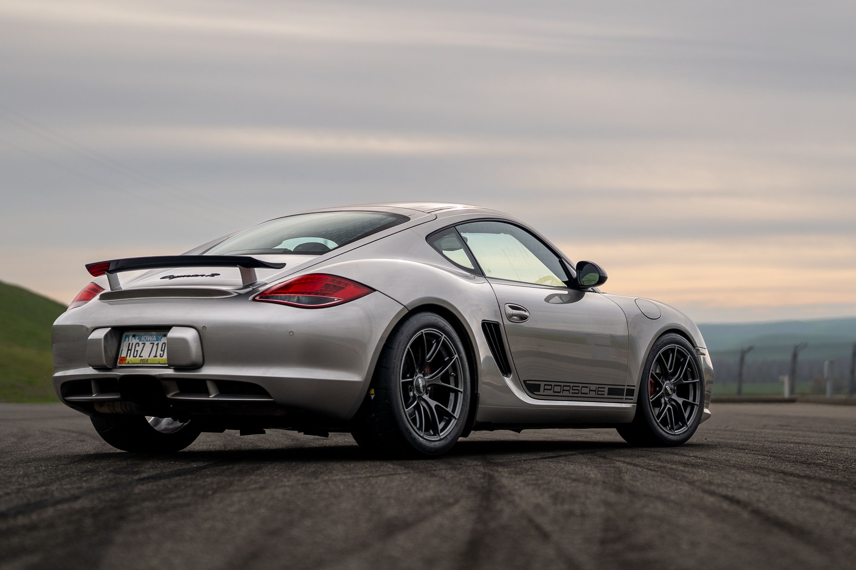 Grey Porsche 987 Cayman R with 18" VS-5RS Apex wheels in Anthracite