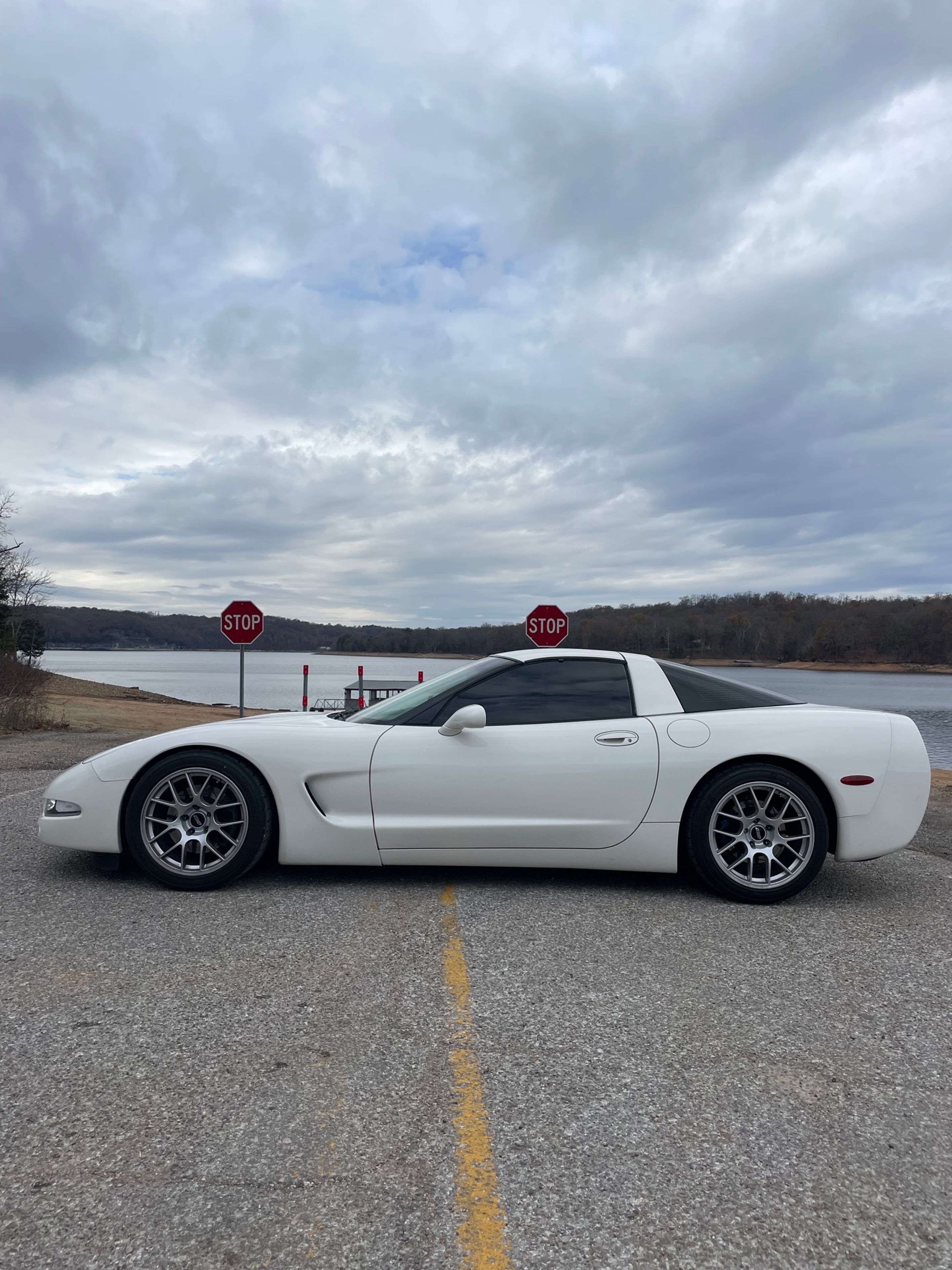 White Chevrolet C5 Corvette Base/Z51 with 18" EC-7 Apex wheels in Race Silver