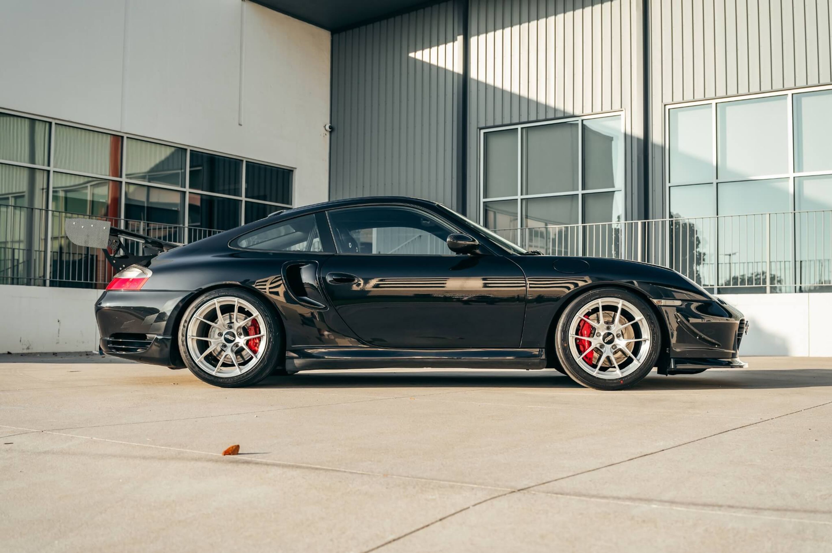 Black Porsche 911 996 Turbo with 18" VS-5RS Apex wheels in Brushed Clear