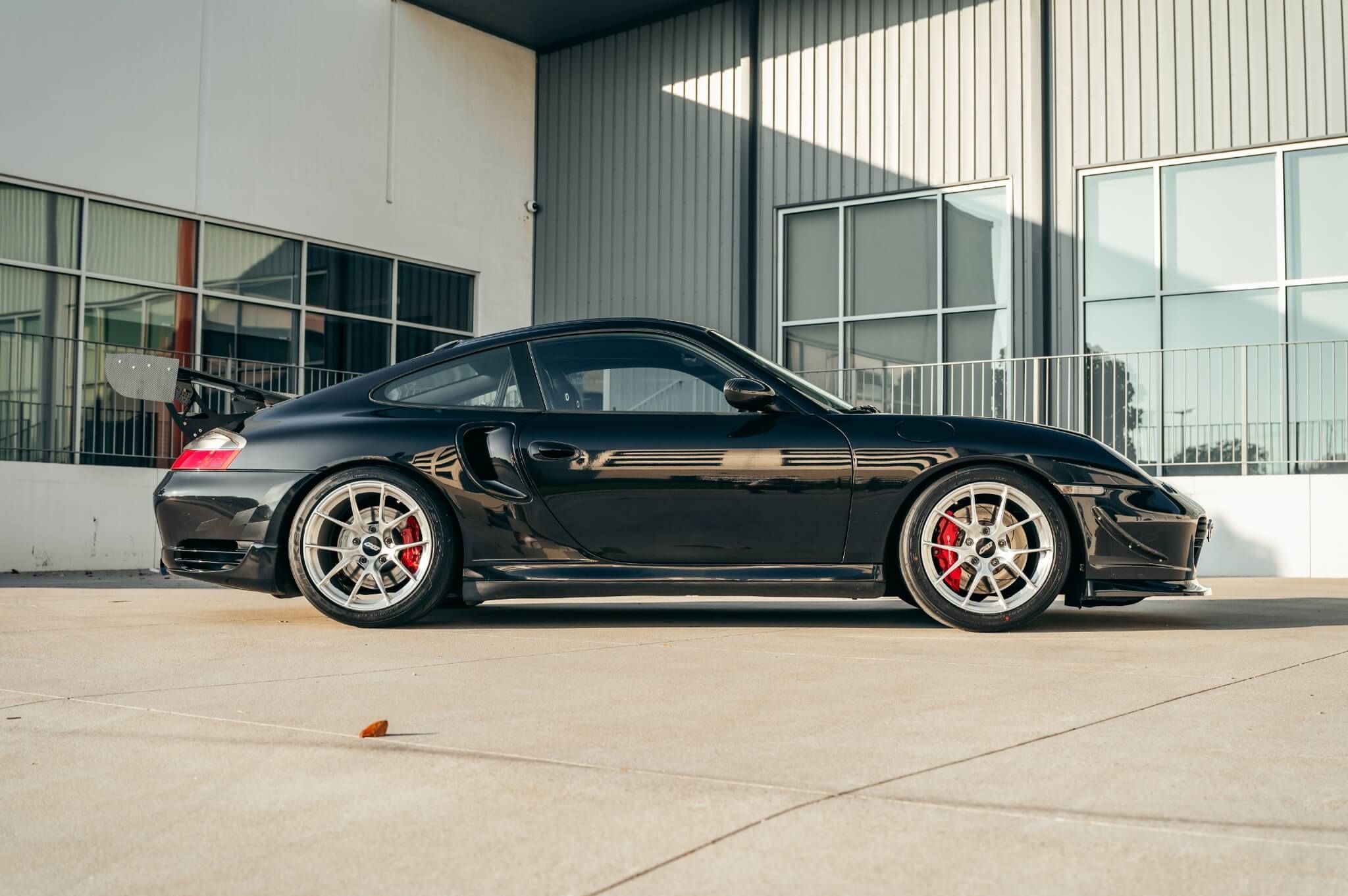 Black Porsche 911 996 Turbo with 18" VS-5RS Apex wheels in Brushed Clear
