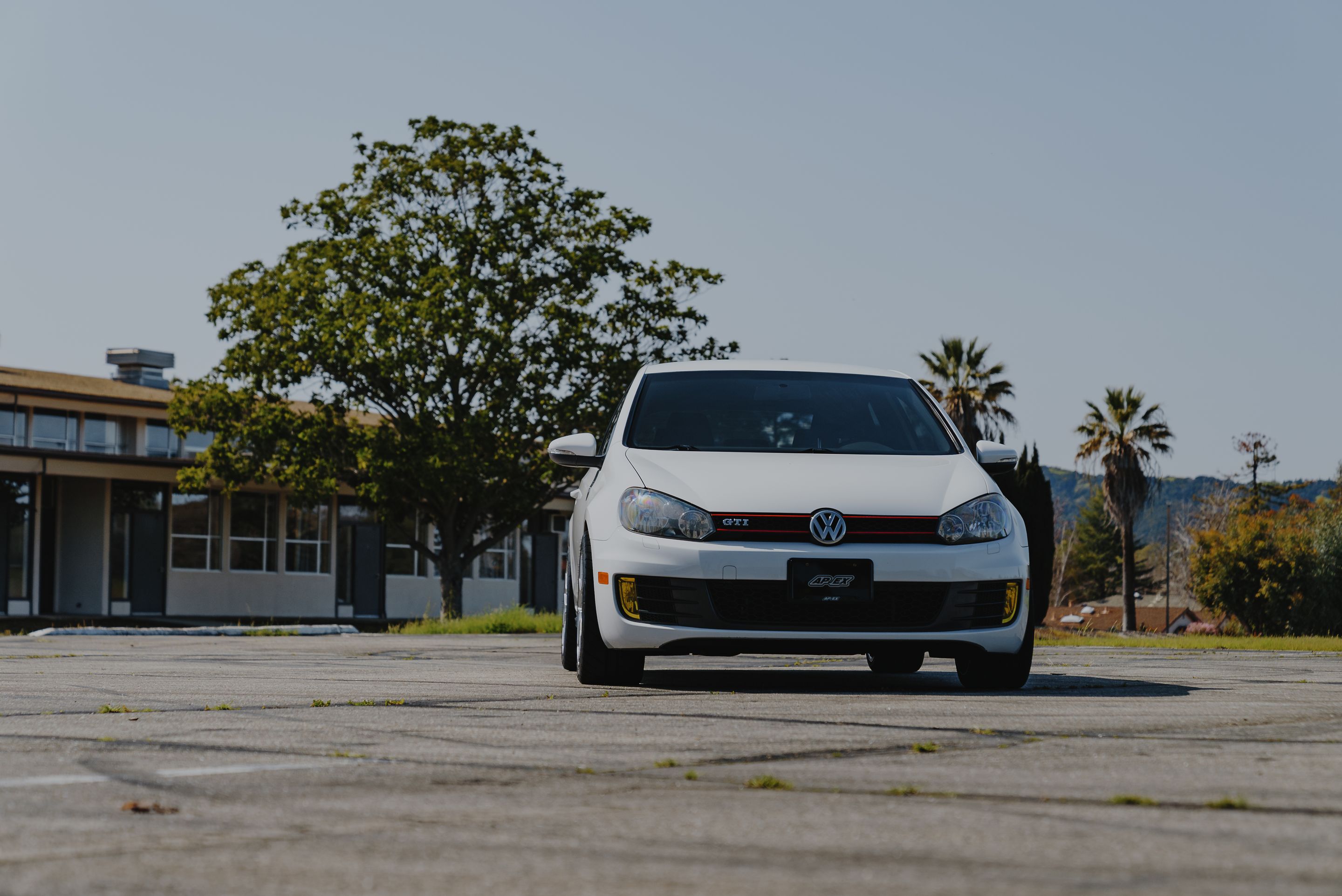 White VW MK6 GTI with 17" VS-5RS Apex wheels in Brushed Clear