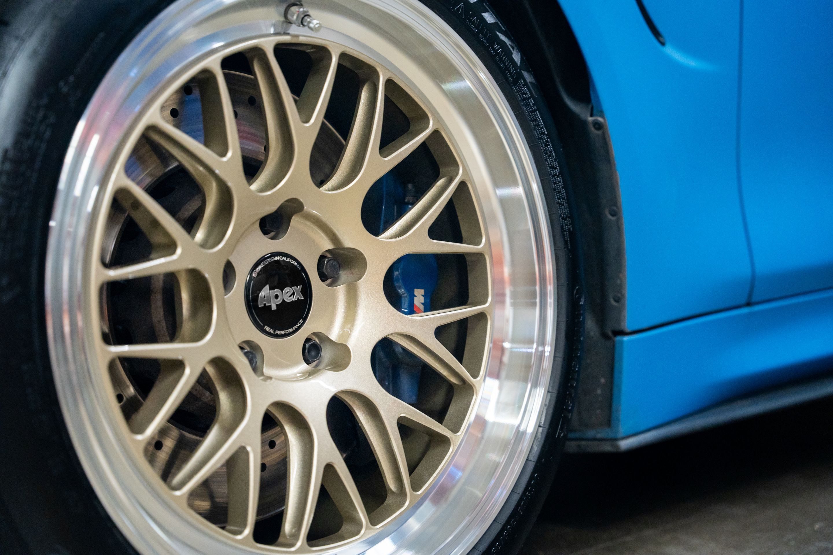 Blue BMW F82 Coupe M4 with 18" ML-10RT Apex wheels in Machined Lip Gloss Motorsport Gold