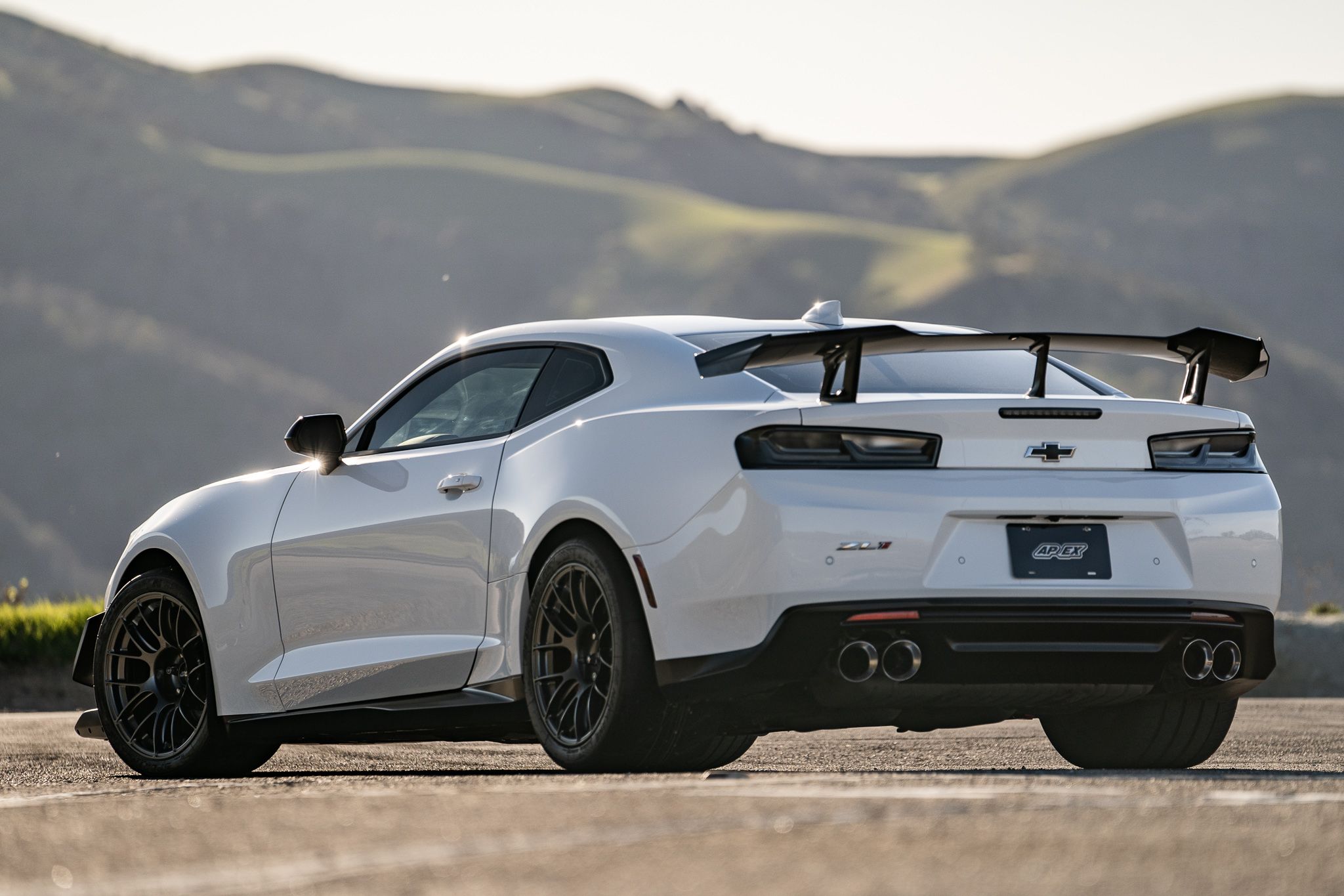 White Chevrolet 6th Gen Camaro ZL1 1LE with 18" EC-7RS Apex wheels in Anthracite