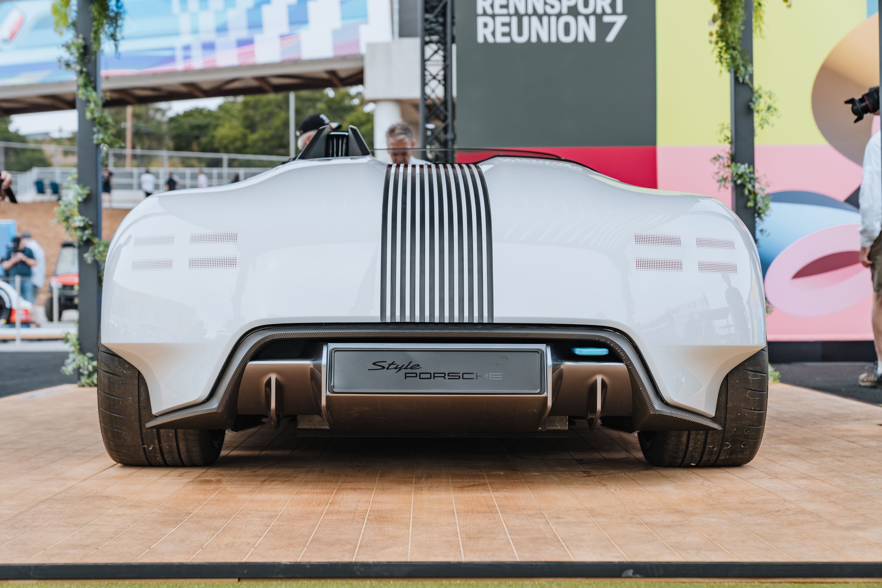White Porsche 911 996 GT2 with 18" EC-7RS Apex wheels in Anthracite