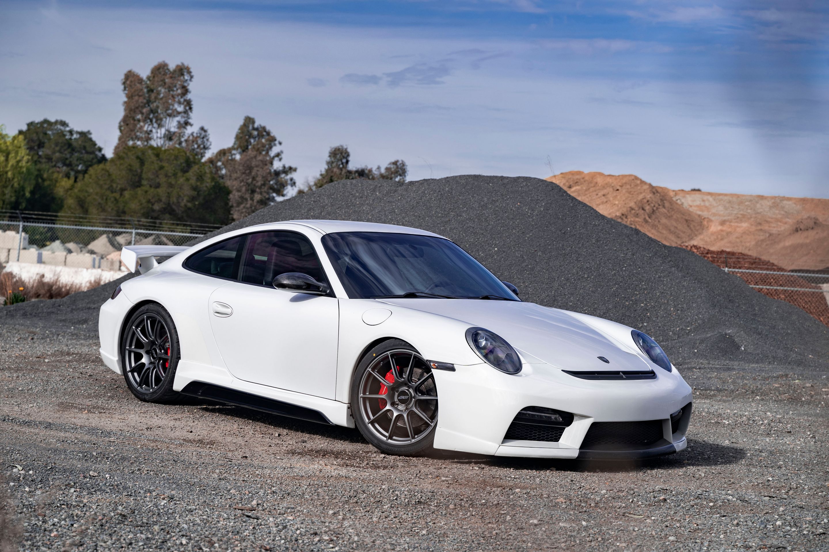 White Porsche 911 997 Carrera S with 19" SM-10 Apex wheels in Anthracite