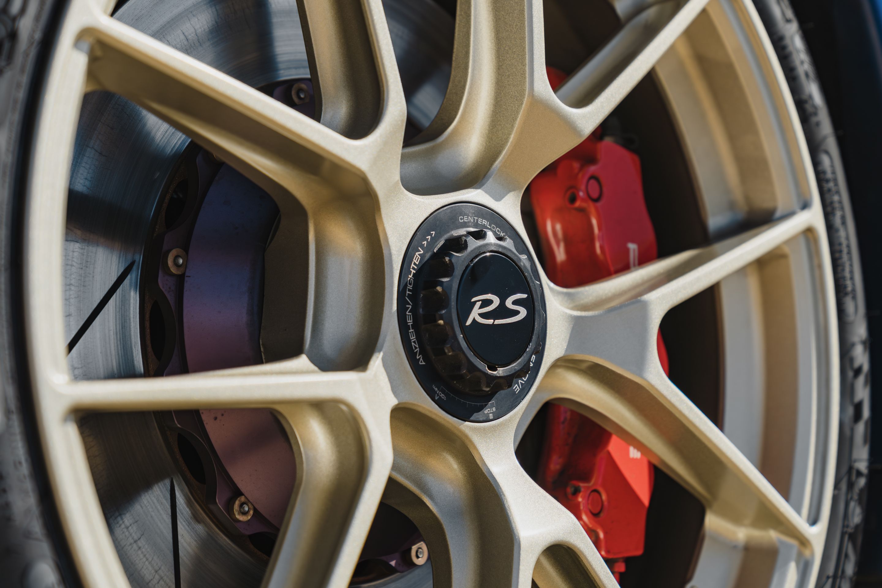 Blue Porsche 911 997 GT3 RS with 19" VS-5RS Apex wheels in Motorsport Gold