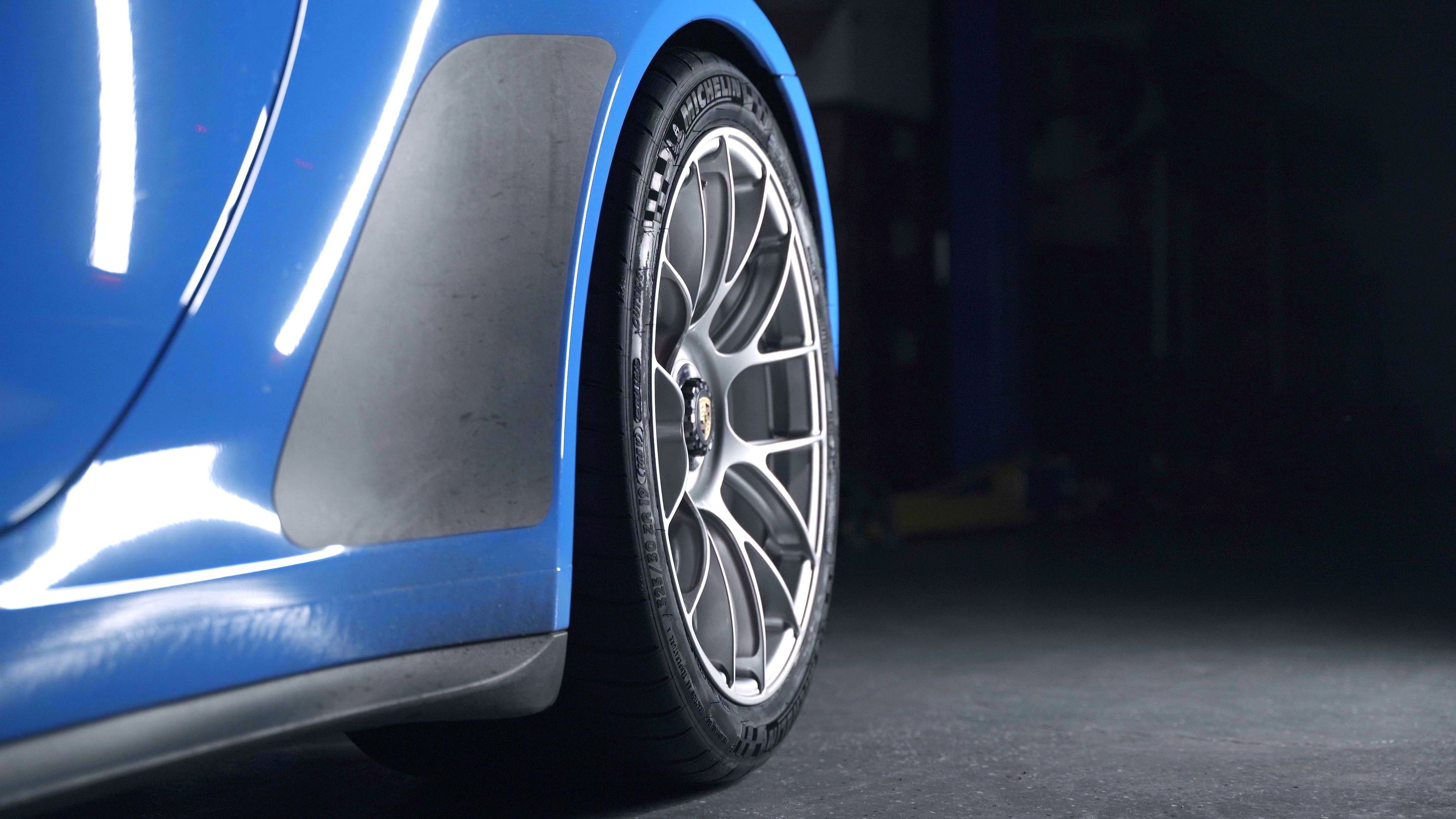 Blue Porsche 911 991.1 GT3 with 19" EC-7RS Apex wheels in Race Silver