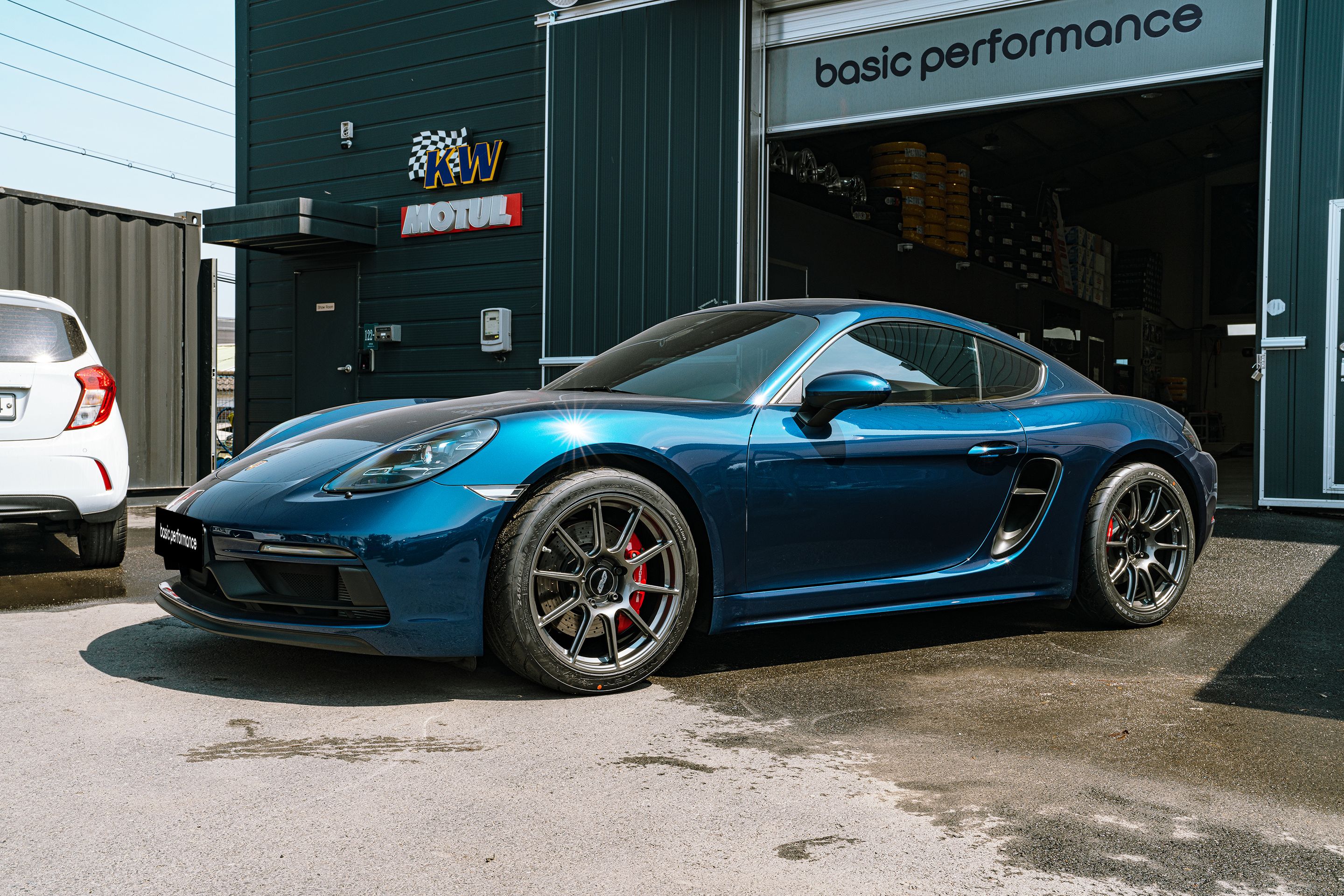 Blue Porsche 718 Cayman GTS 4.0L with 19" SM-10 Apex wheels in Anthracite