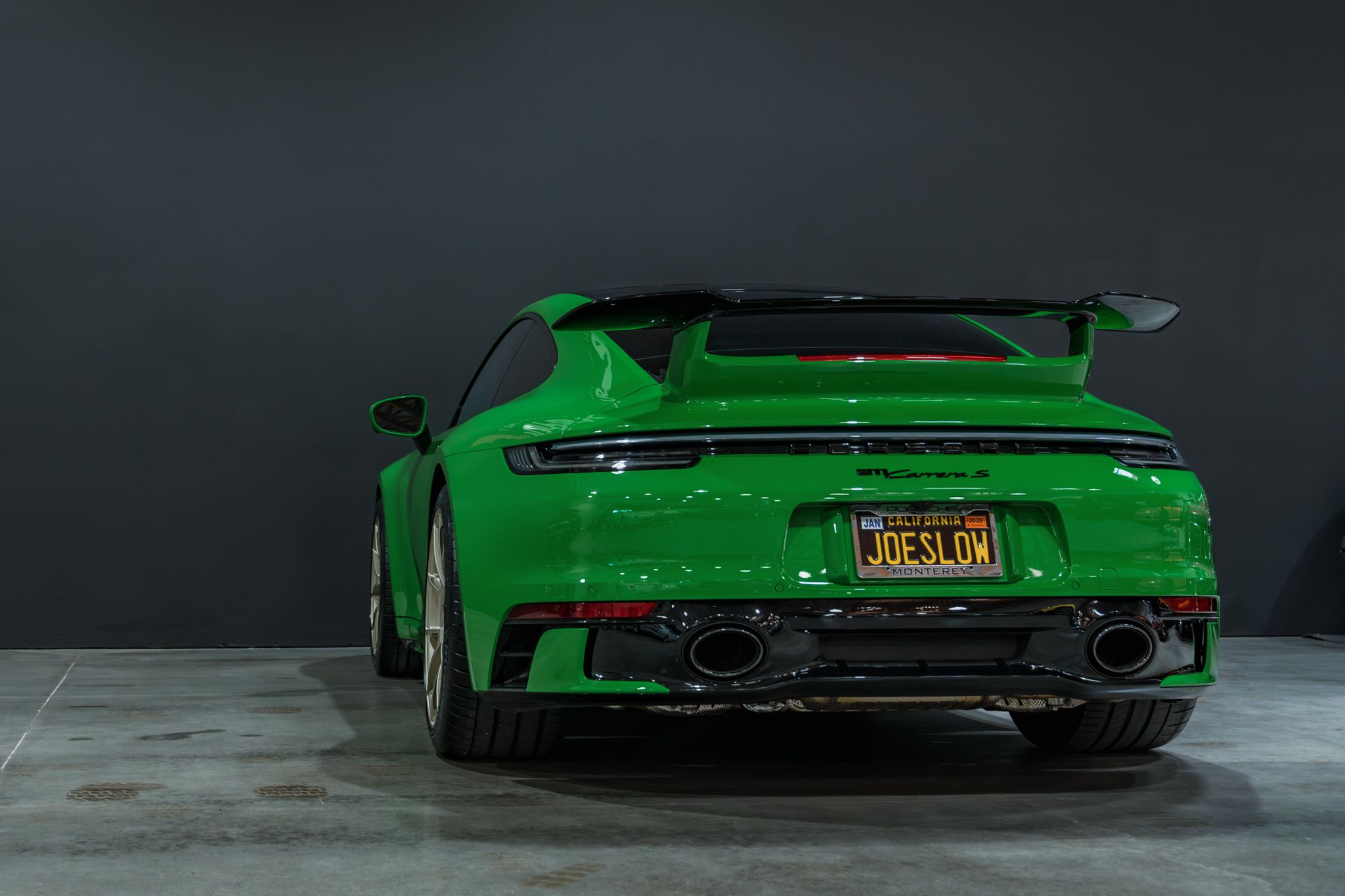 Green Porsche 911 992.1 Carrera S with 19"/20" VS-5RS Apex wheels in Motorsport Gold