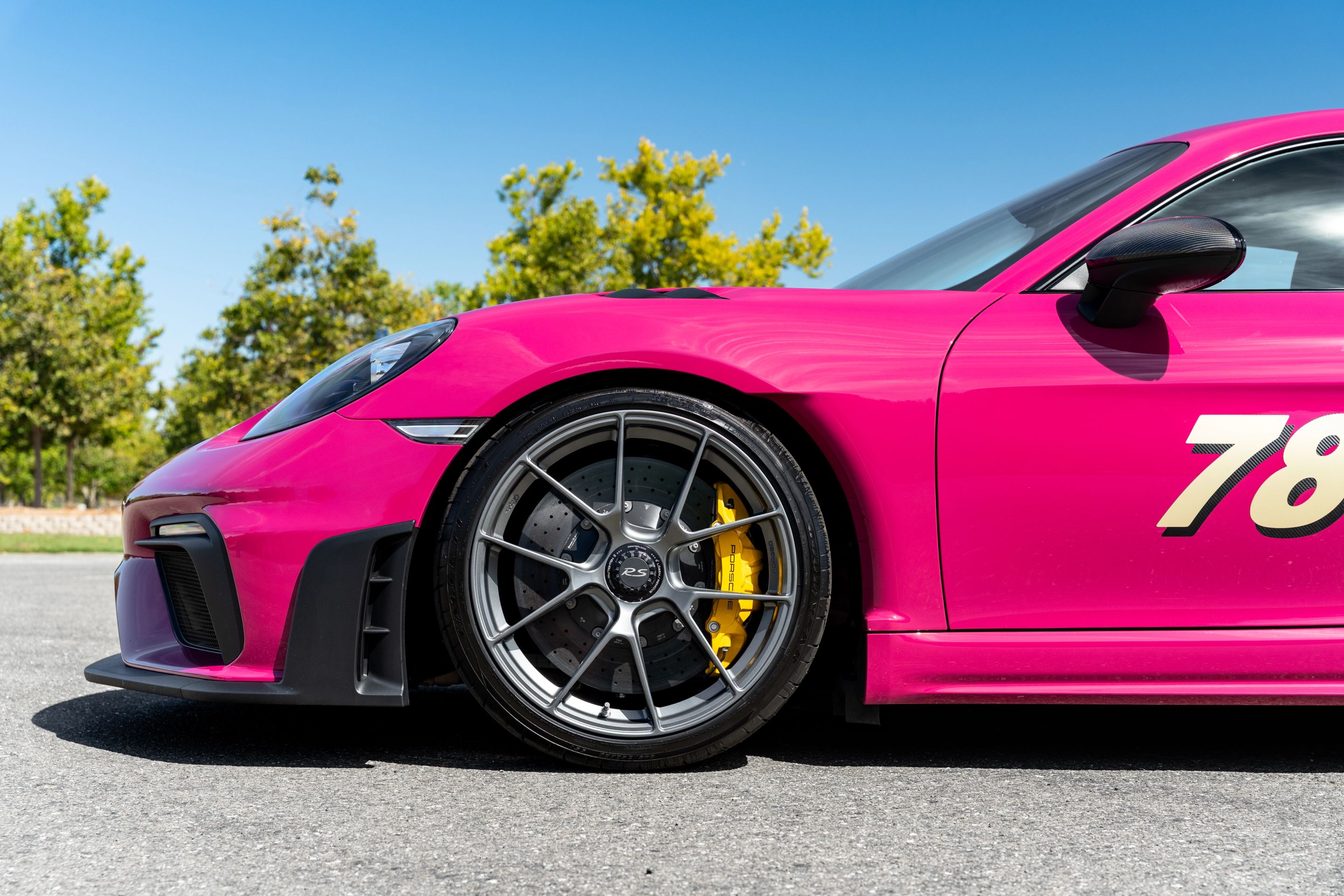 Pink Porsche 718 Cayman GT4 RS with 20" VS-5RS Apex wheels in Anthracite