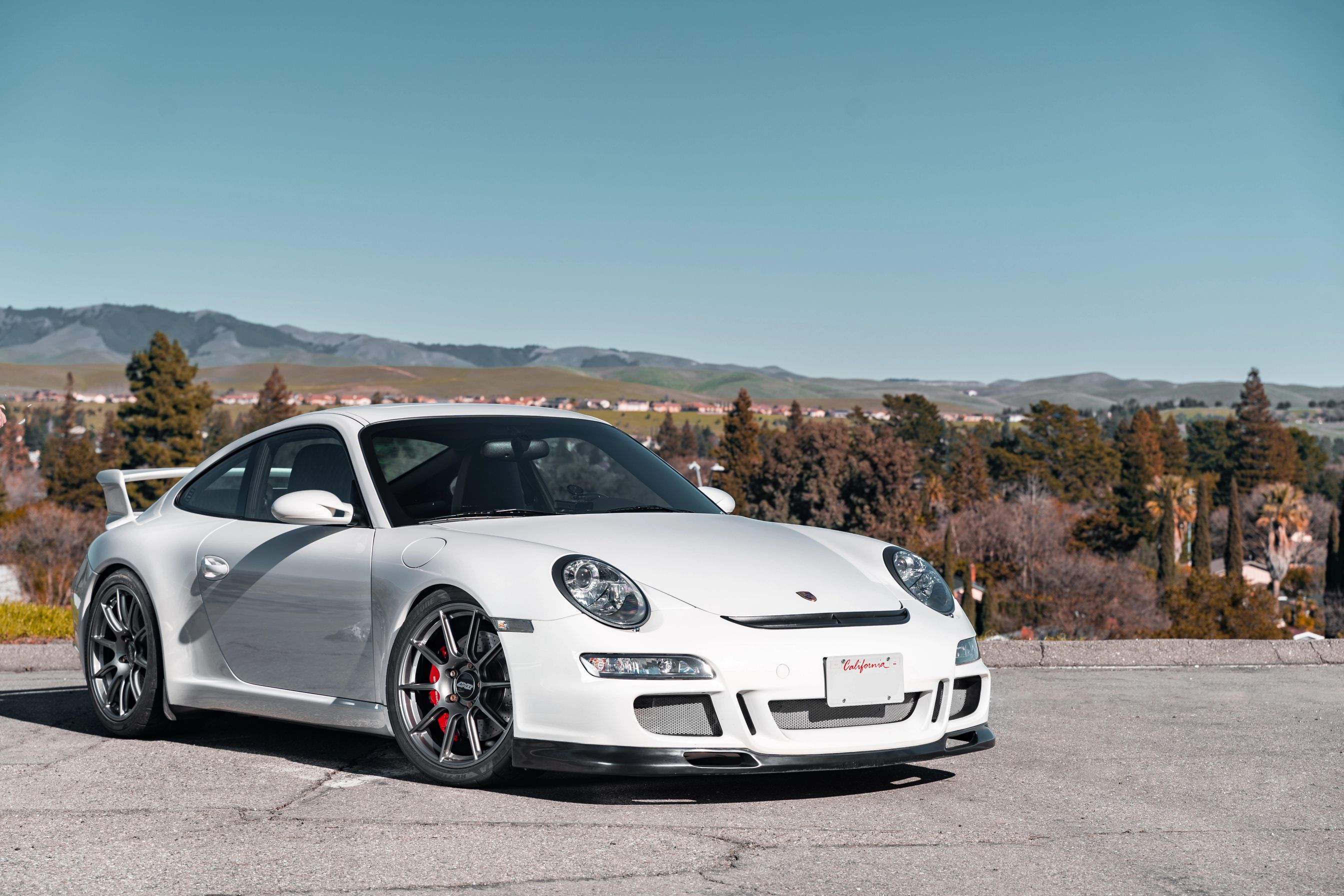 White Porsche 911 997 GT3 with 19" SM-10 Apex wheels in Anthracite