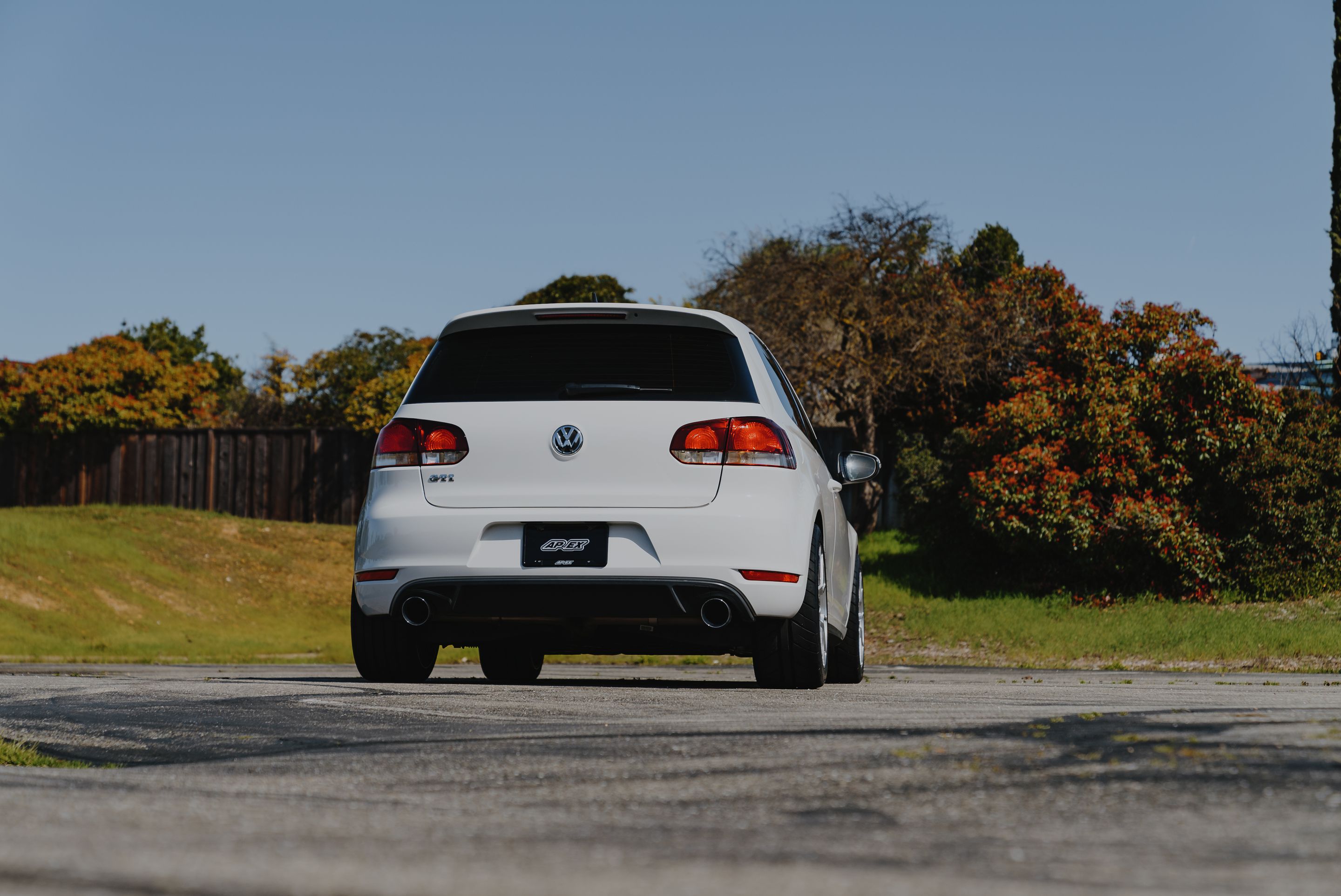 White VW MK6 GTI with 17" VS-5RS Apex wheels in Brushed Clear