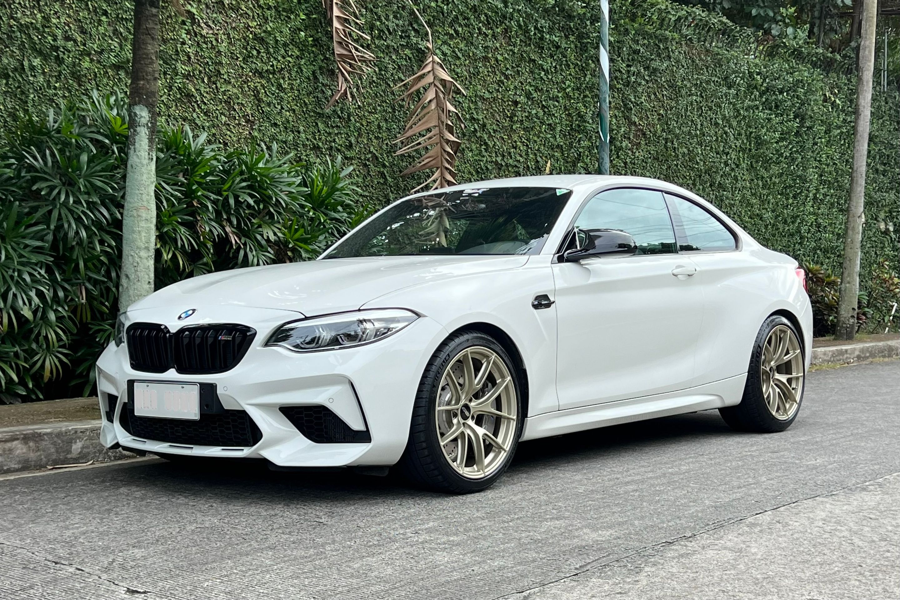 White BMW F87 M2 with 19" VS-5RS Apex wheels in Motorsport Gold