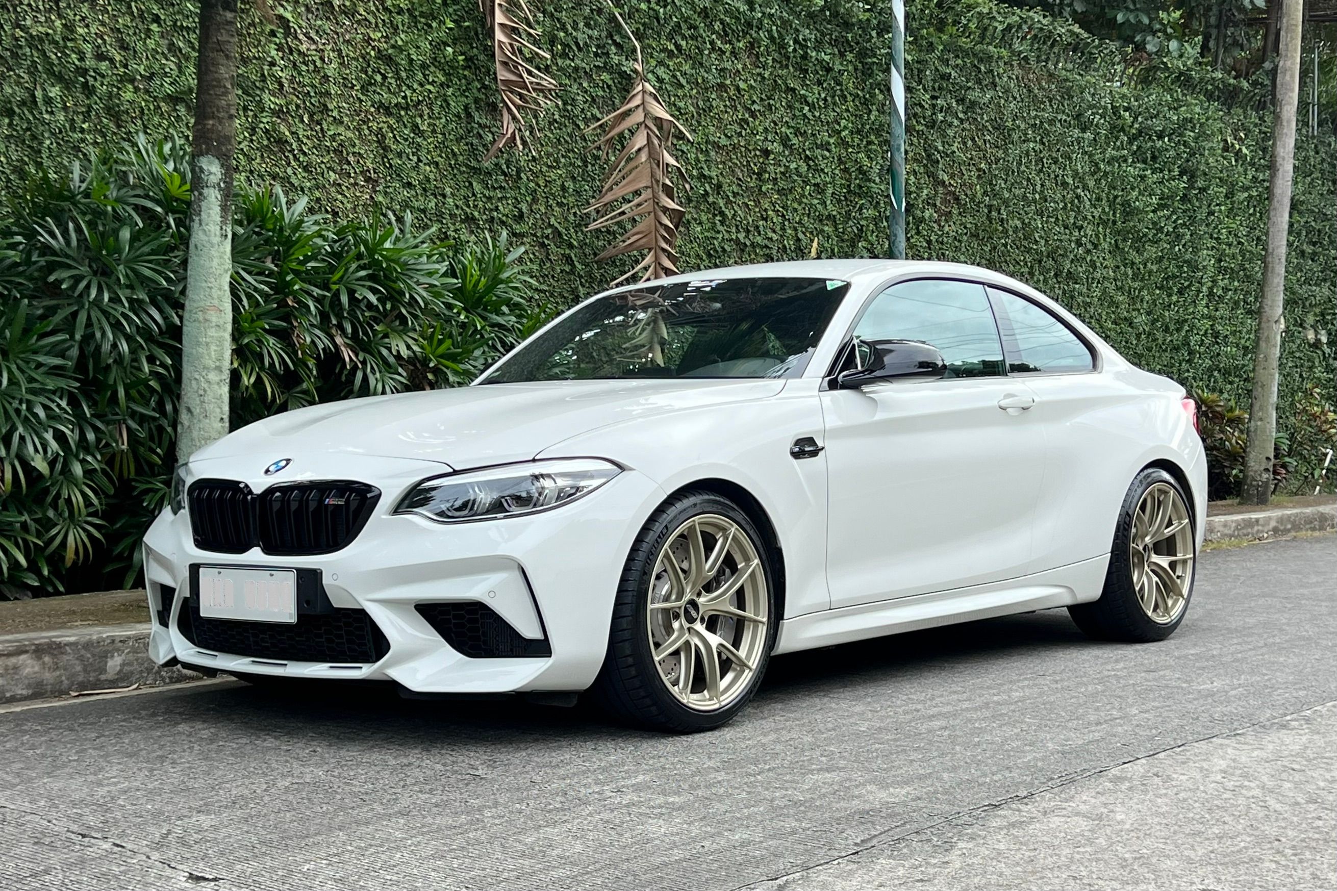 White BMW F87 M2 with 19" VS-5RS Apex wheels in Motorsport Gold