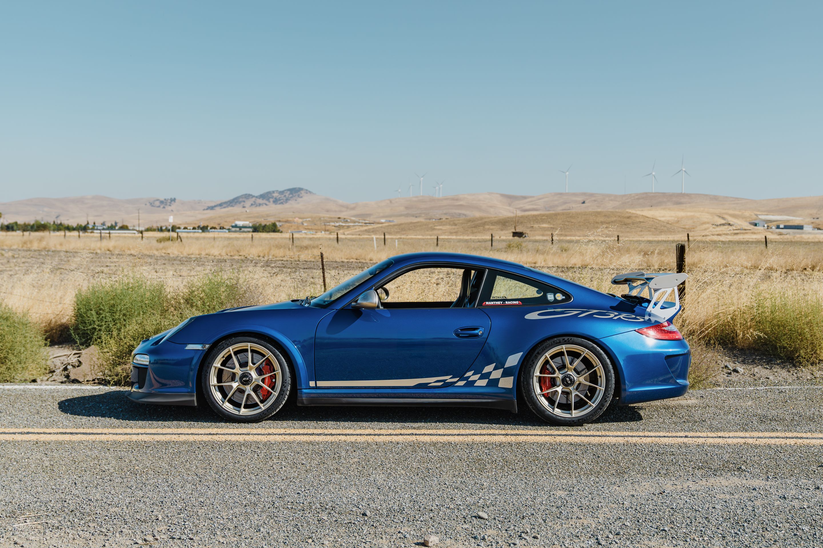 Blue Porsche 911 997 GT3 RS with 19" VS-5RS Apex wheels in Motorsport Gold