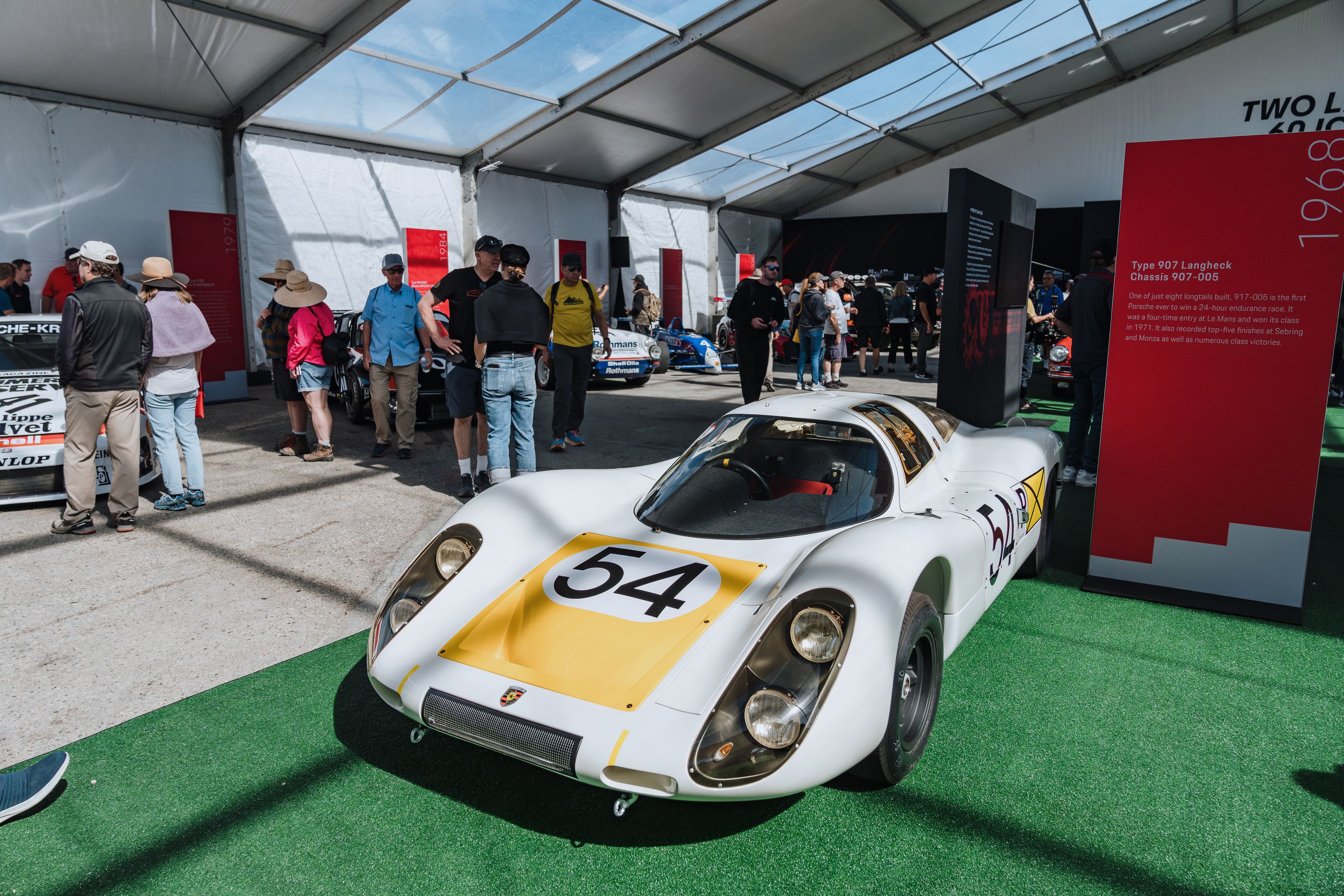 White Porsche 911 996 GT2 with 18" EC-7RS Apex wheels in Anthracite