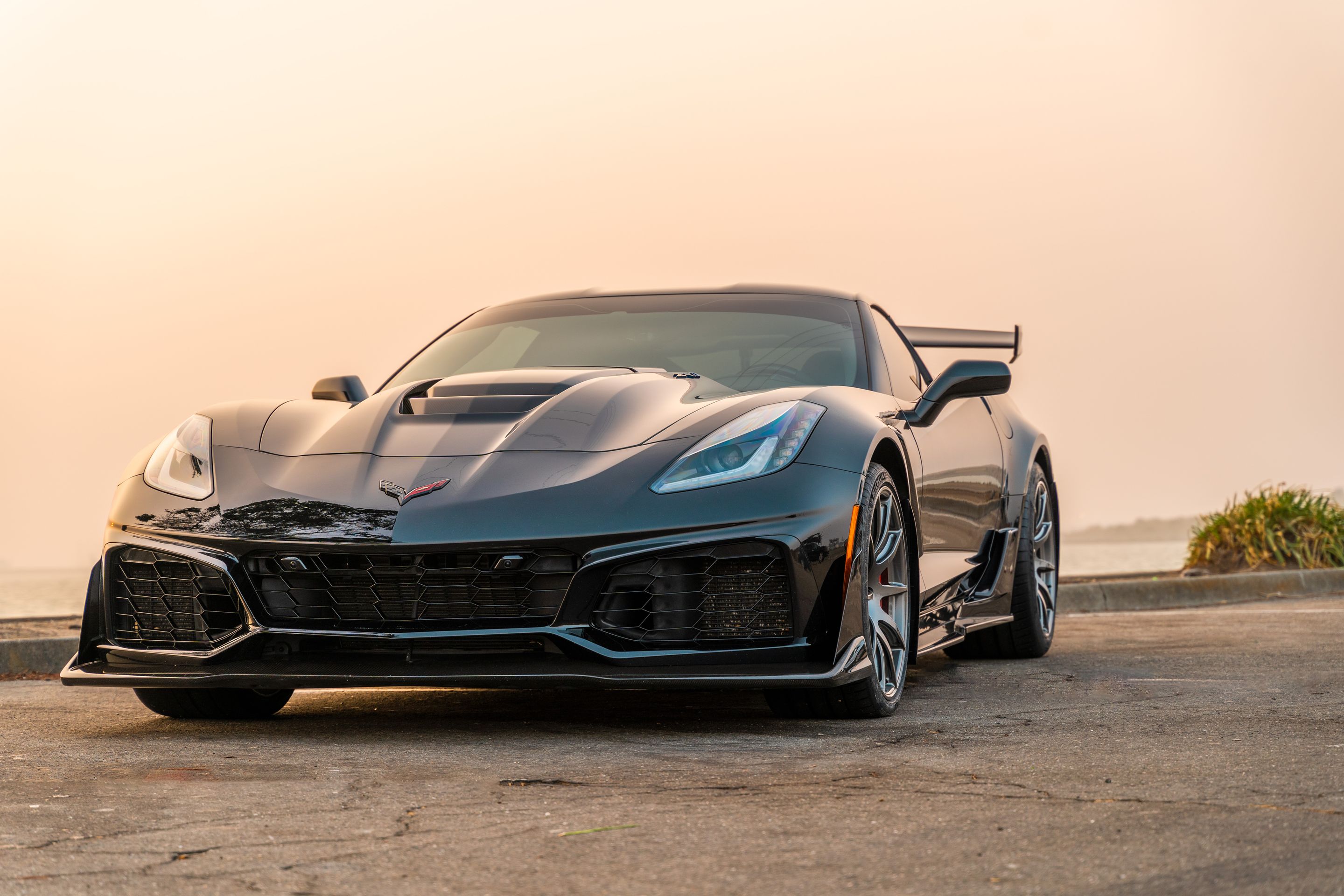 Black Chevrolet C7 Corvette Z06 with 19" SM-10 Apex wheels in Anthracite