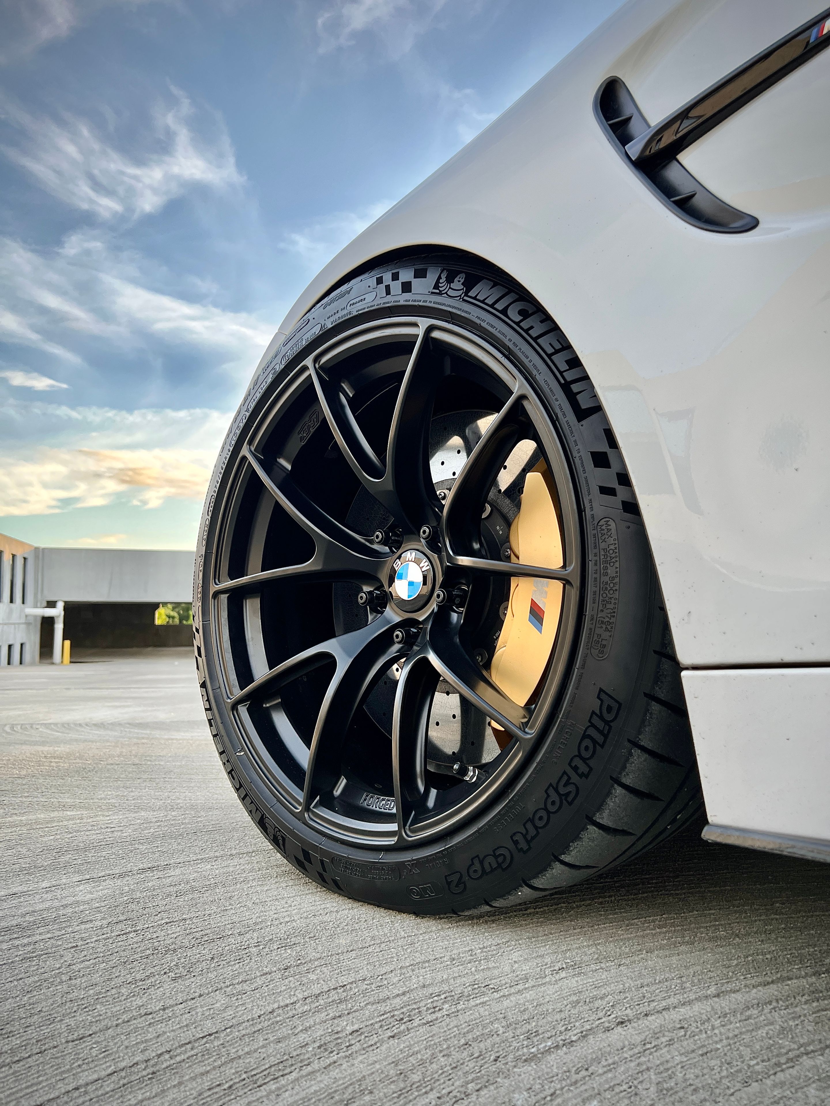 White BMW F82 Coupe M4 with 19" VS-5RS Apex wheels in Satin Black