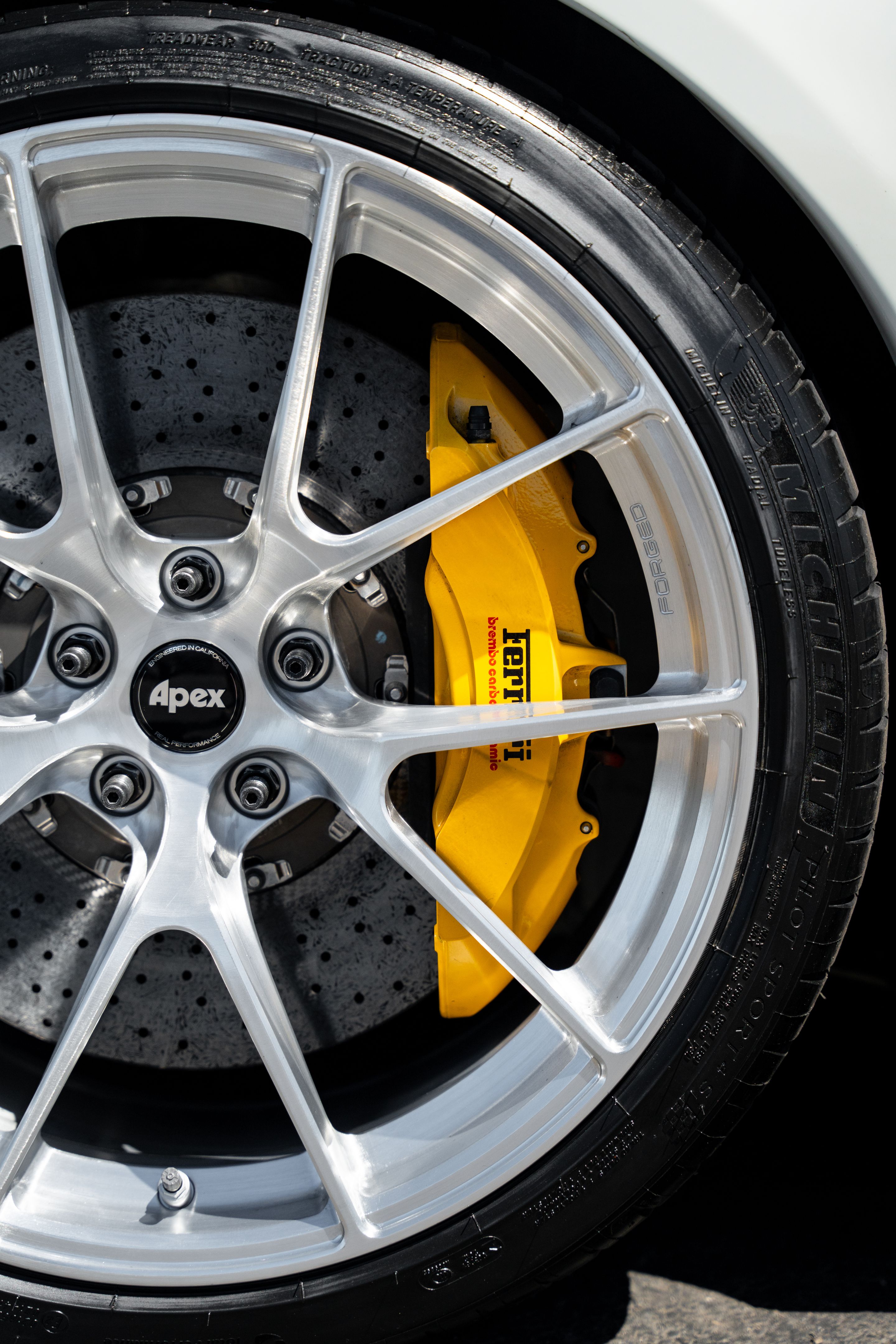 White Ferrari 458 Italia with 20" VS-5RS Apex wheels in Brushed Clear