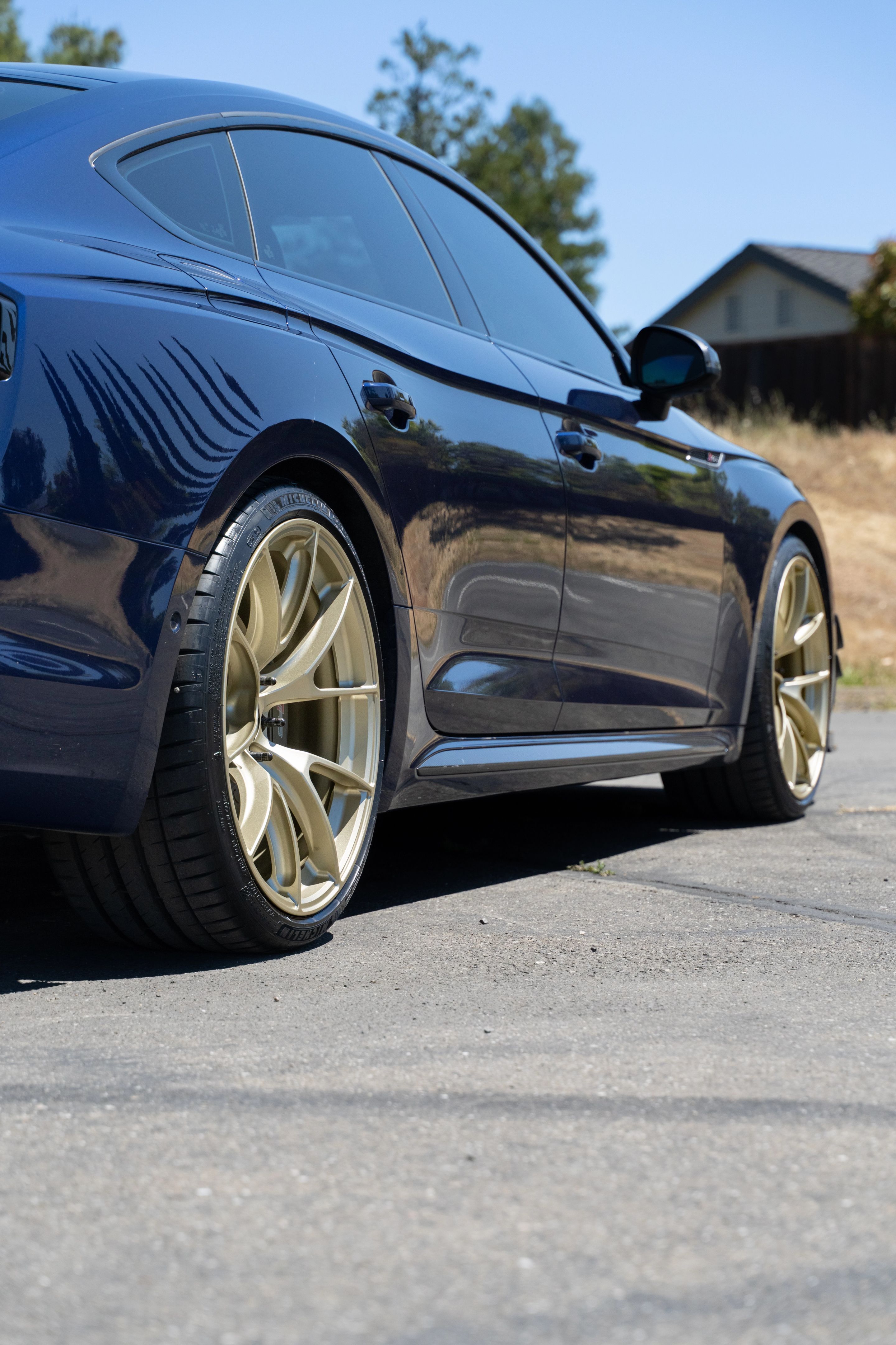Blue Audi B9 RS 5 Sportback with 20" VS-5RS Apex wheels in Motorsport Gold