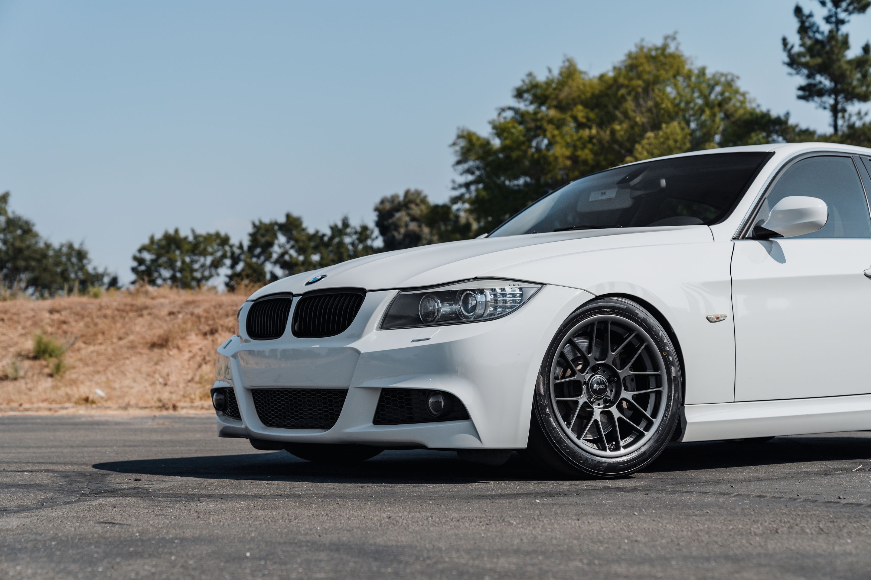 White BMW E90 LCI Sedan 3 Series with 17" ARC-8RT Apex wheels in Anthracite