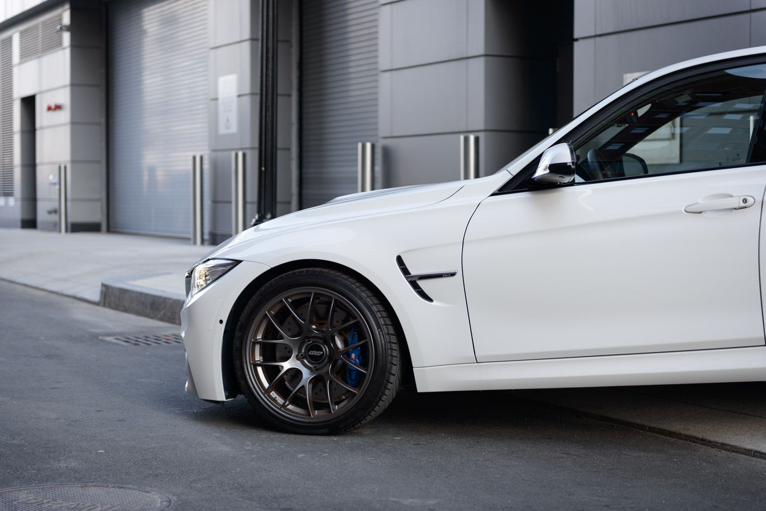 White BMW F80 M3 with 19" EC-7 Apex wheels in Anthracite