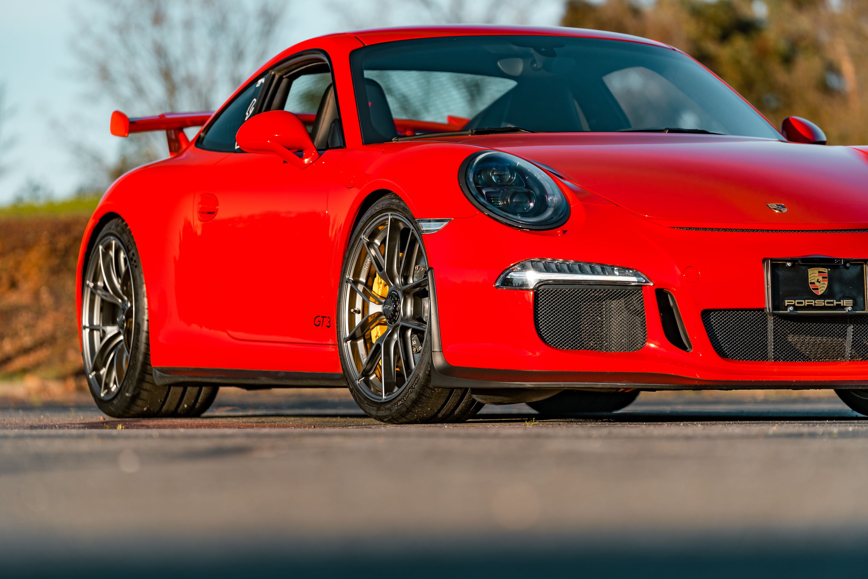 Red Porsche 911 991.1 GT3 with 20" VS-5RS Apex wheels in Anthracite