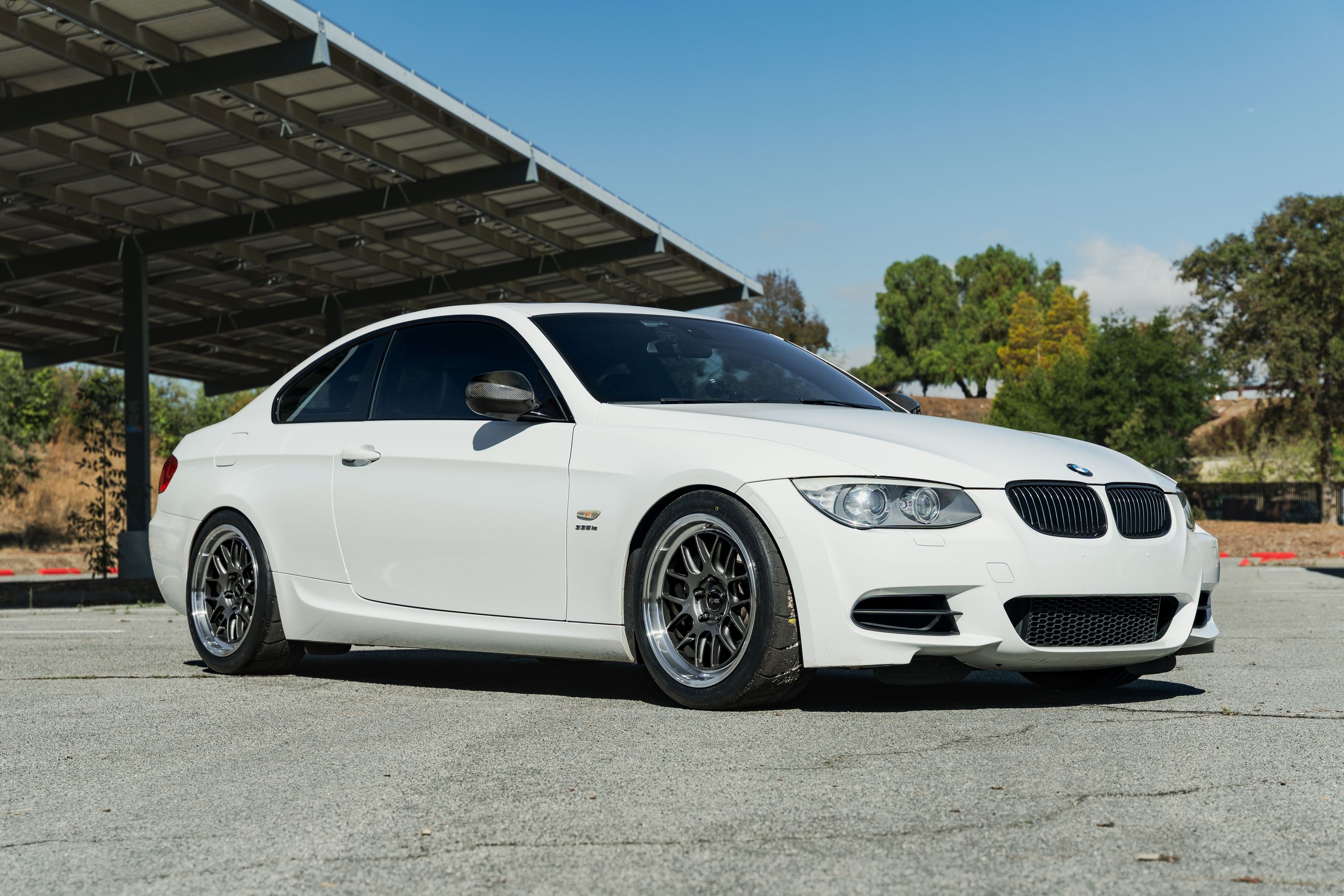White BMW  3 Series with 18" ML-7RT Apex wheels in Machined Lip Anthracite