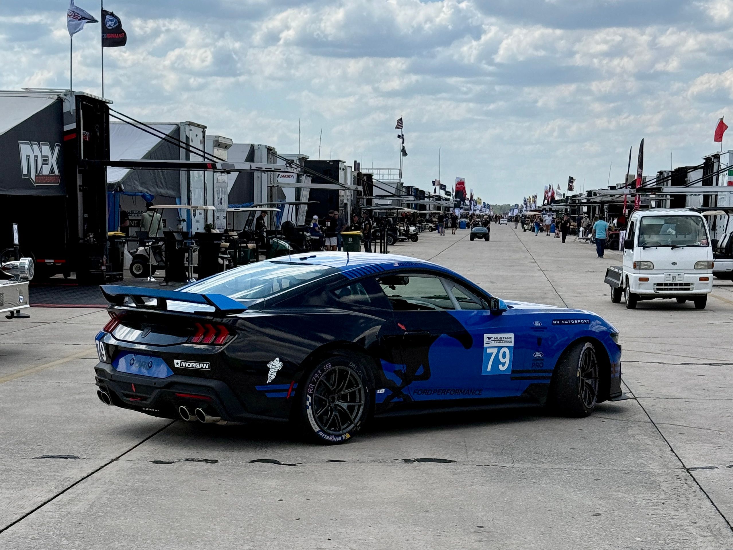 Black Ford Performance Mustang Dark Horse R with 18" VS-5RE Apex wheels in Anthracite