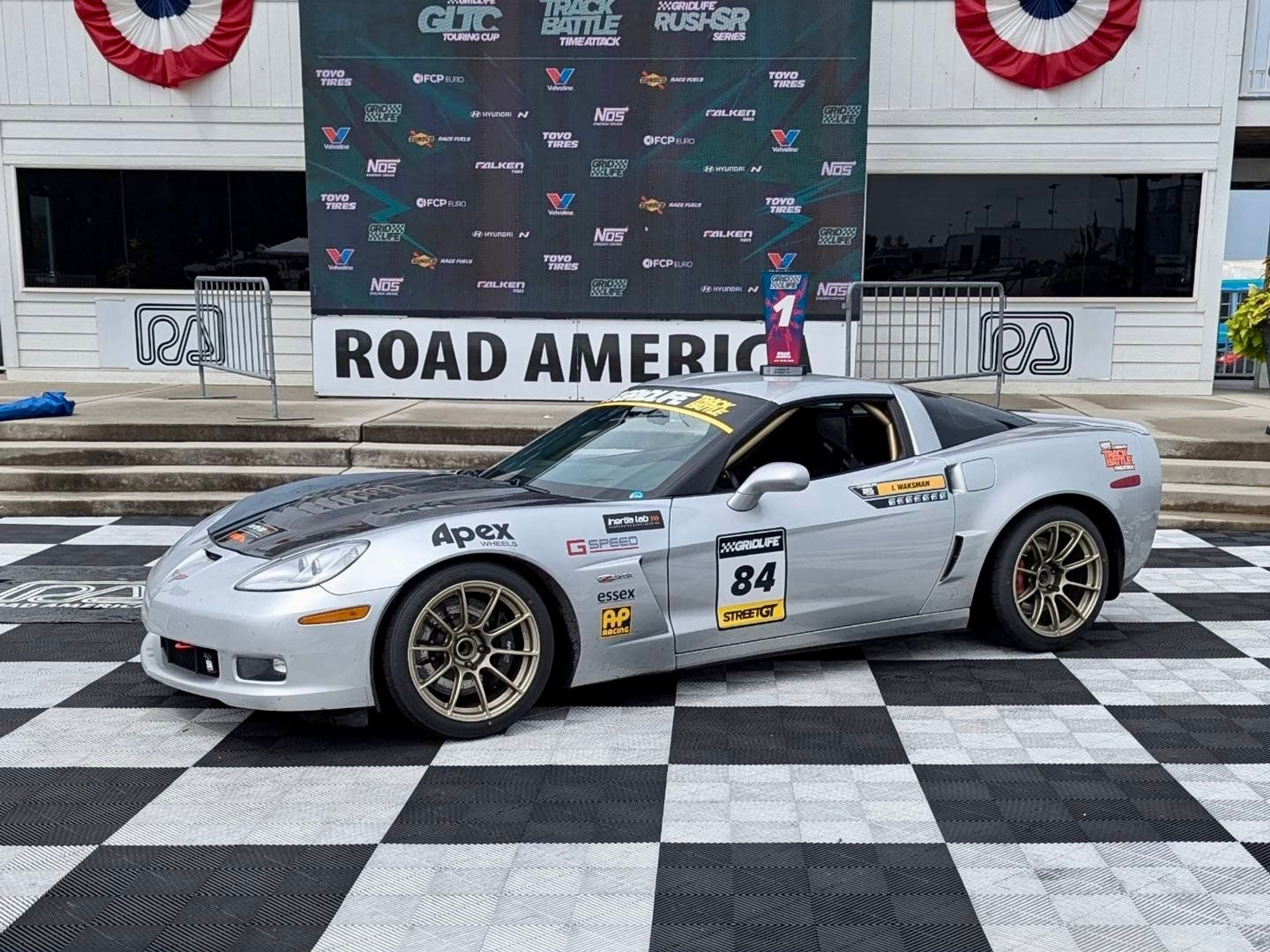 Silver Chevrolet C6 Corvette Z06 with 18" SM-10RS Apex wheels in Motorsport Gold