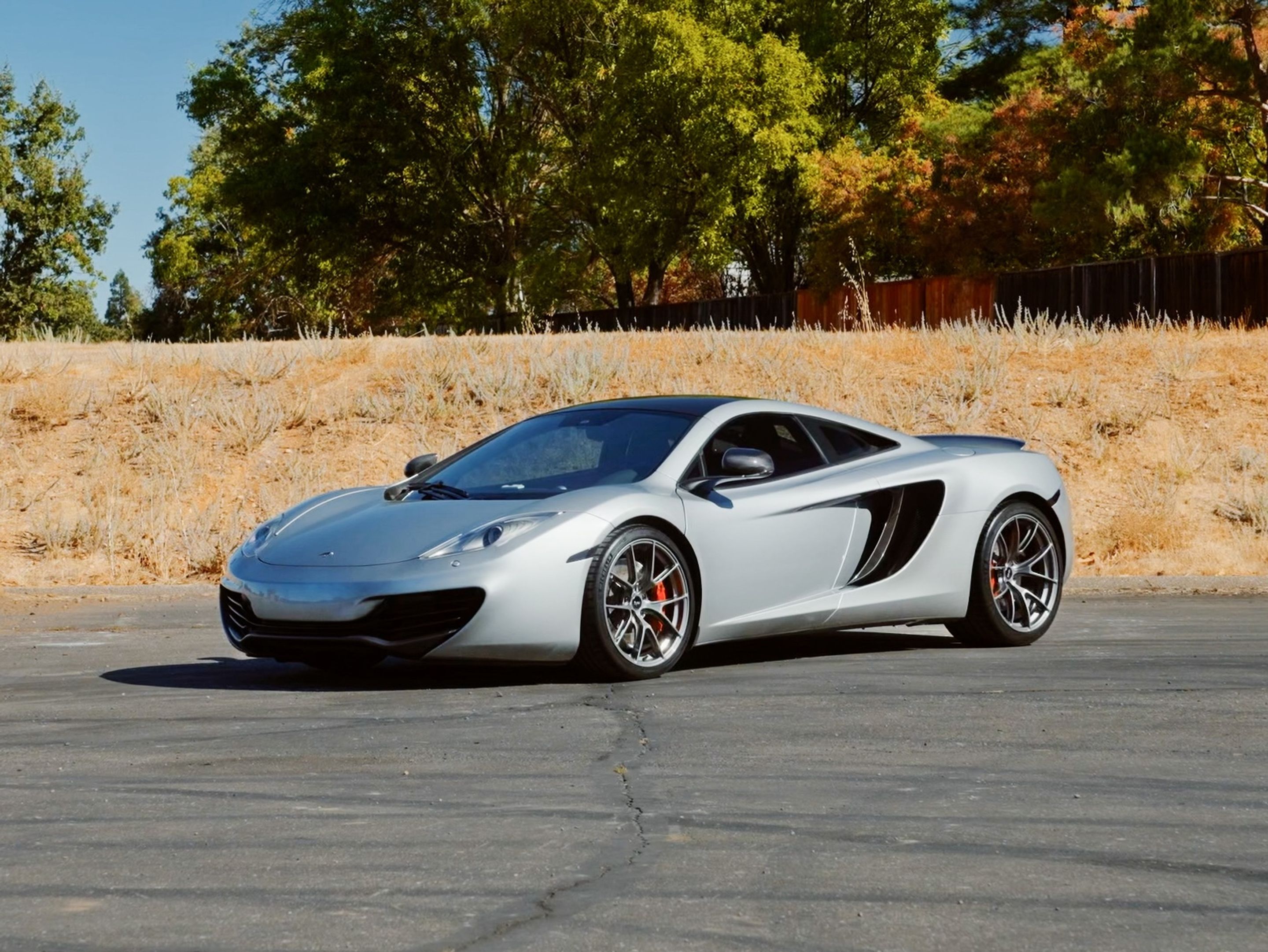Silver McLaren MP4-12C with 19"/20" VS-5RS Apex wheels in Anthracite