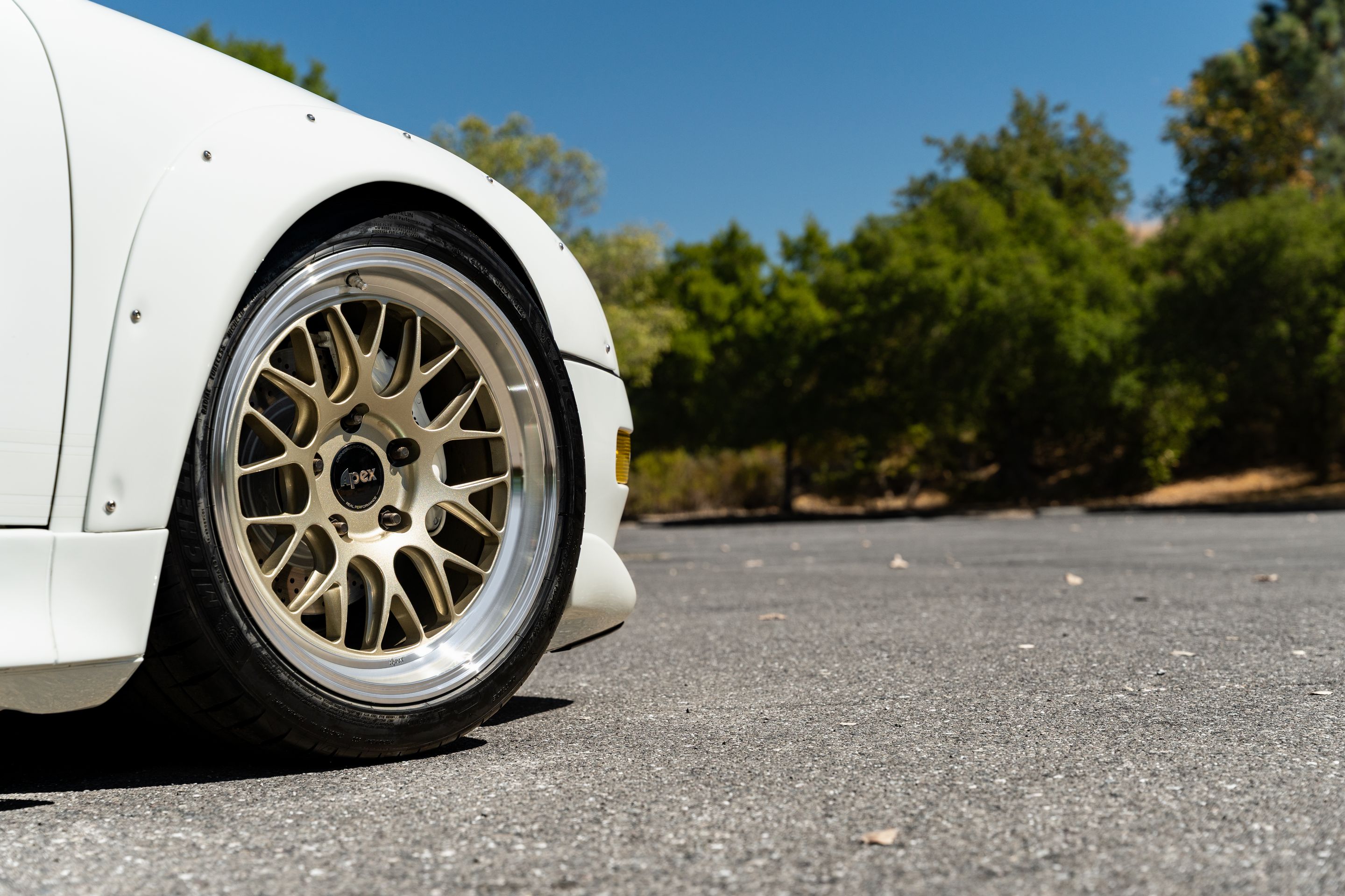 White Porsche 911 993 Carrera with 18" ML-10RT Apex wheels in Machined Lip Gloss Motorsport Gold
