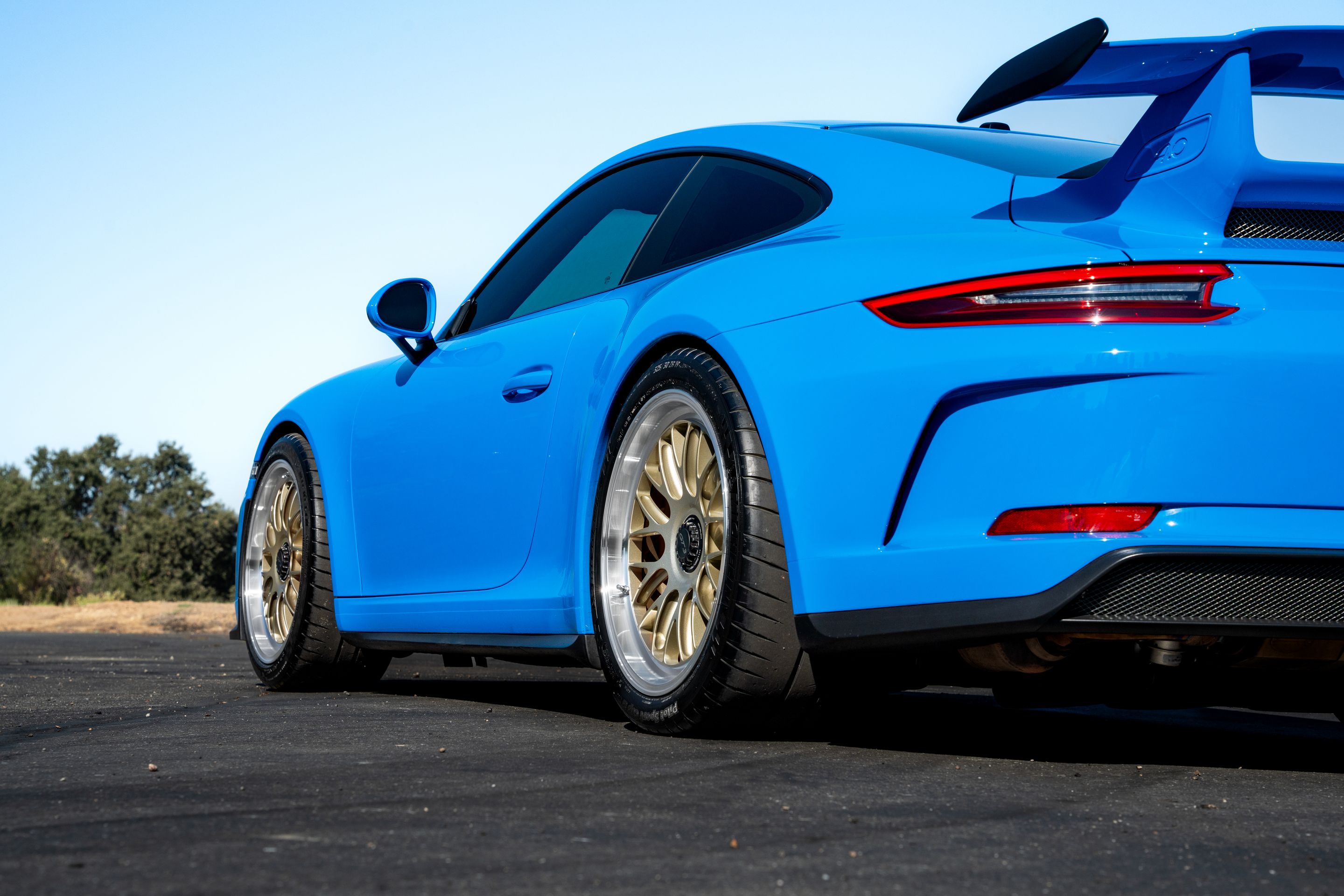 Blue Porsche 911 991.2 GT3 with 19" ML-10RT Apex wheels in Machined Lip Gloss Motorsport Gold