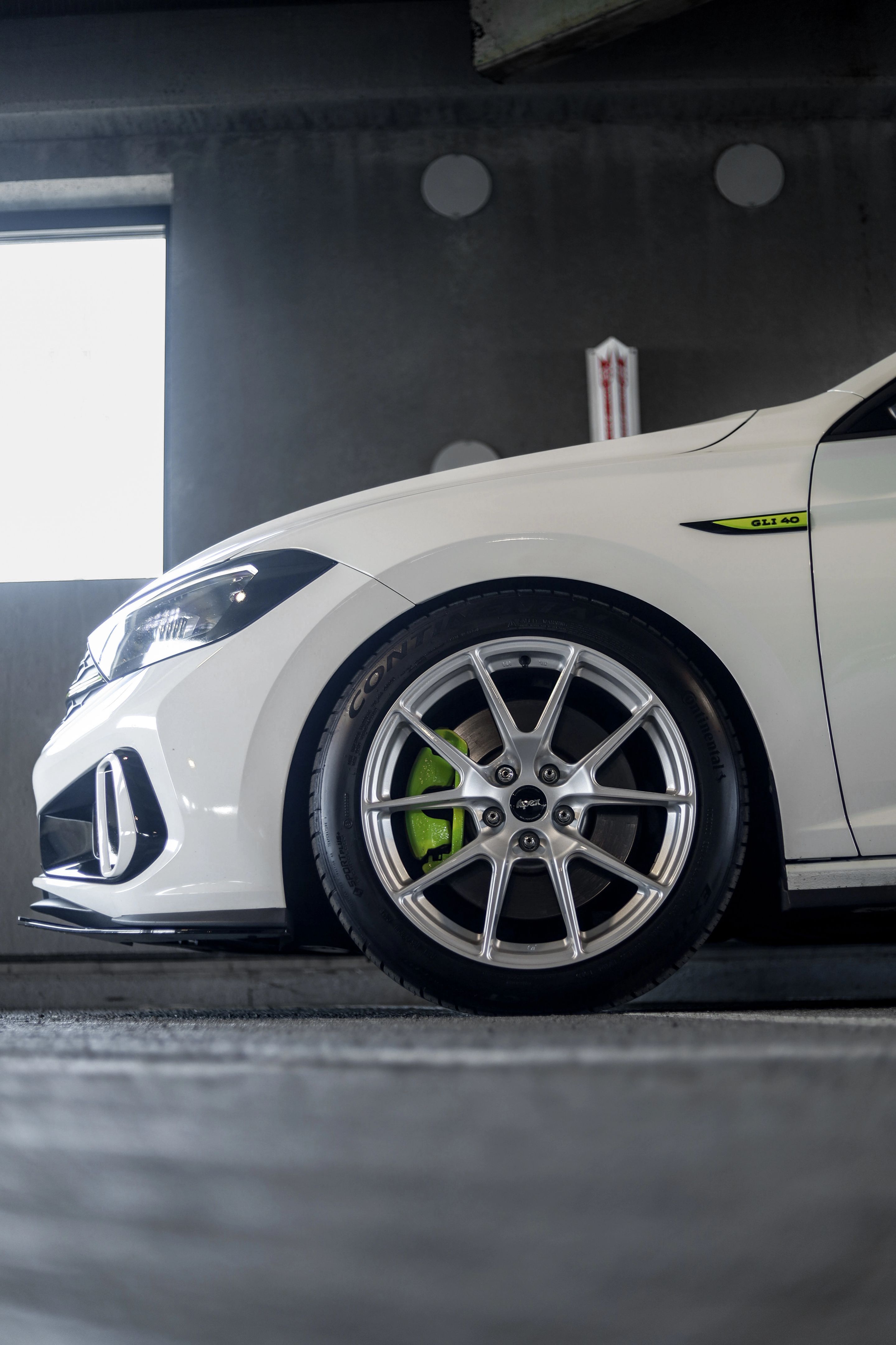 White VW MK7 GLI with 18" VS-5 Apex wheels in Race Silver