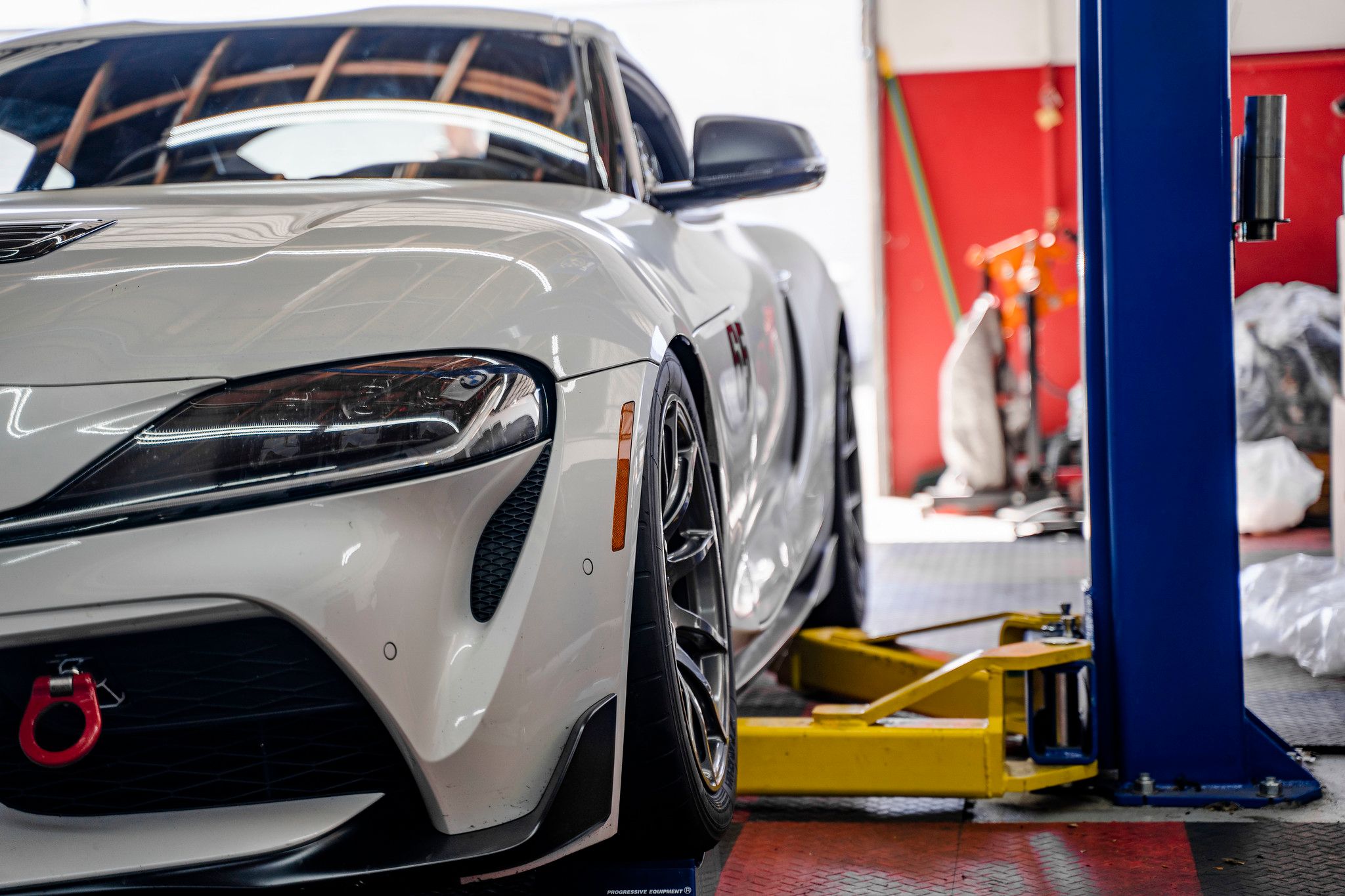 White Toyota GR Supra with 18" SM-10 Apex wheels in Anthracite