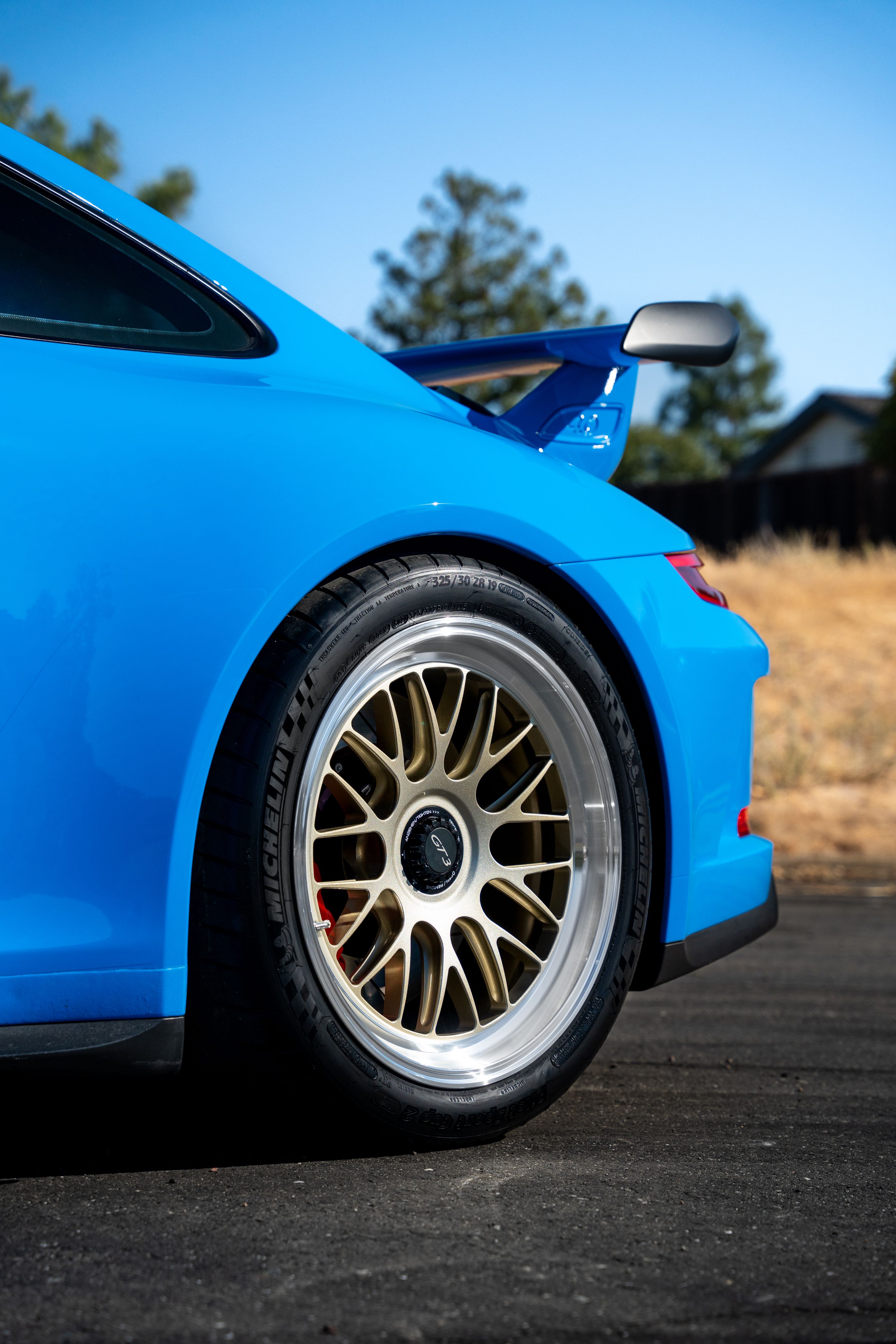Blue Porsche 911 991.2 GT3 with 19" ML-10RT Apex wheels in Machined Lip Gloss Motorsport Gold