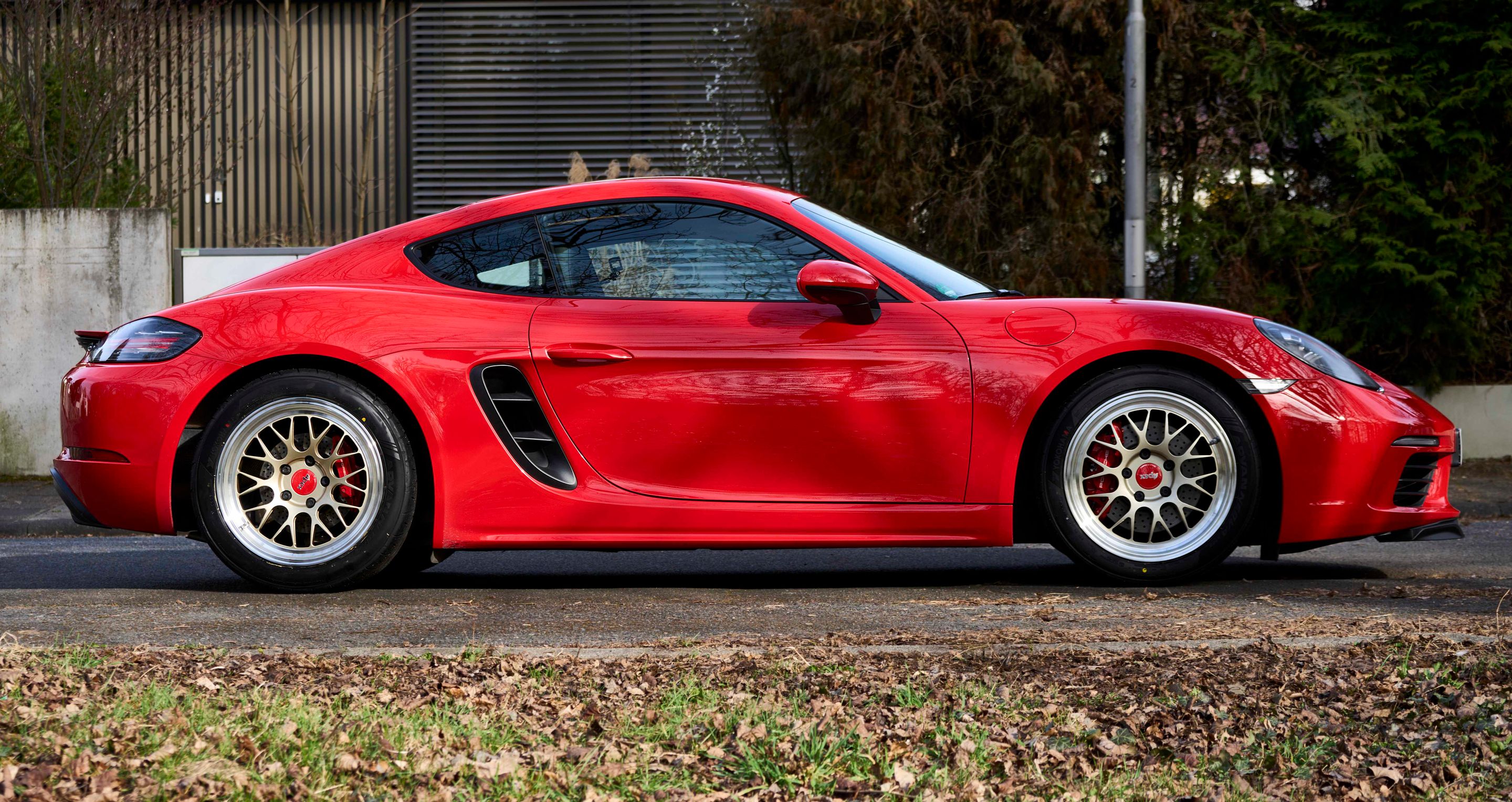 Red Porsche 718 Cayman S with 18" ML-10RT Apex wheels in Machined Lip Gloss Motorsport Gold