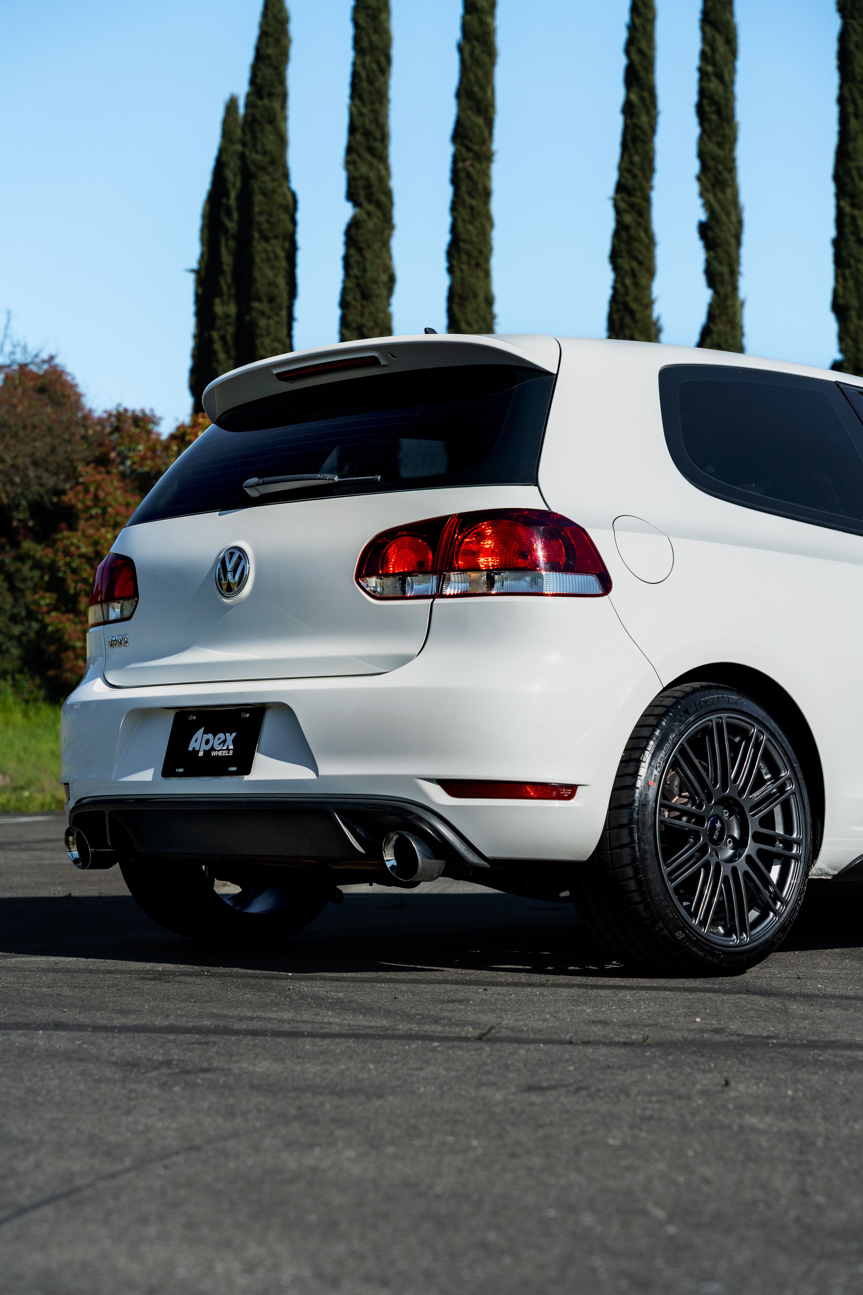 White VW MK6 GTI with 18" TC-10RT Apex wheels in Anthracite