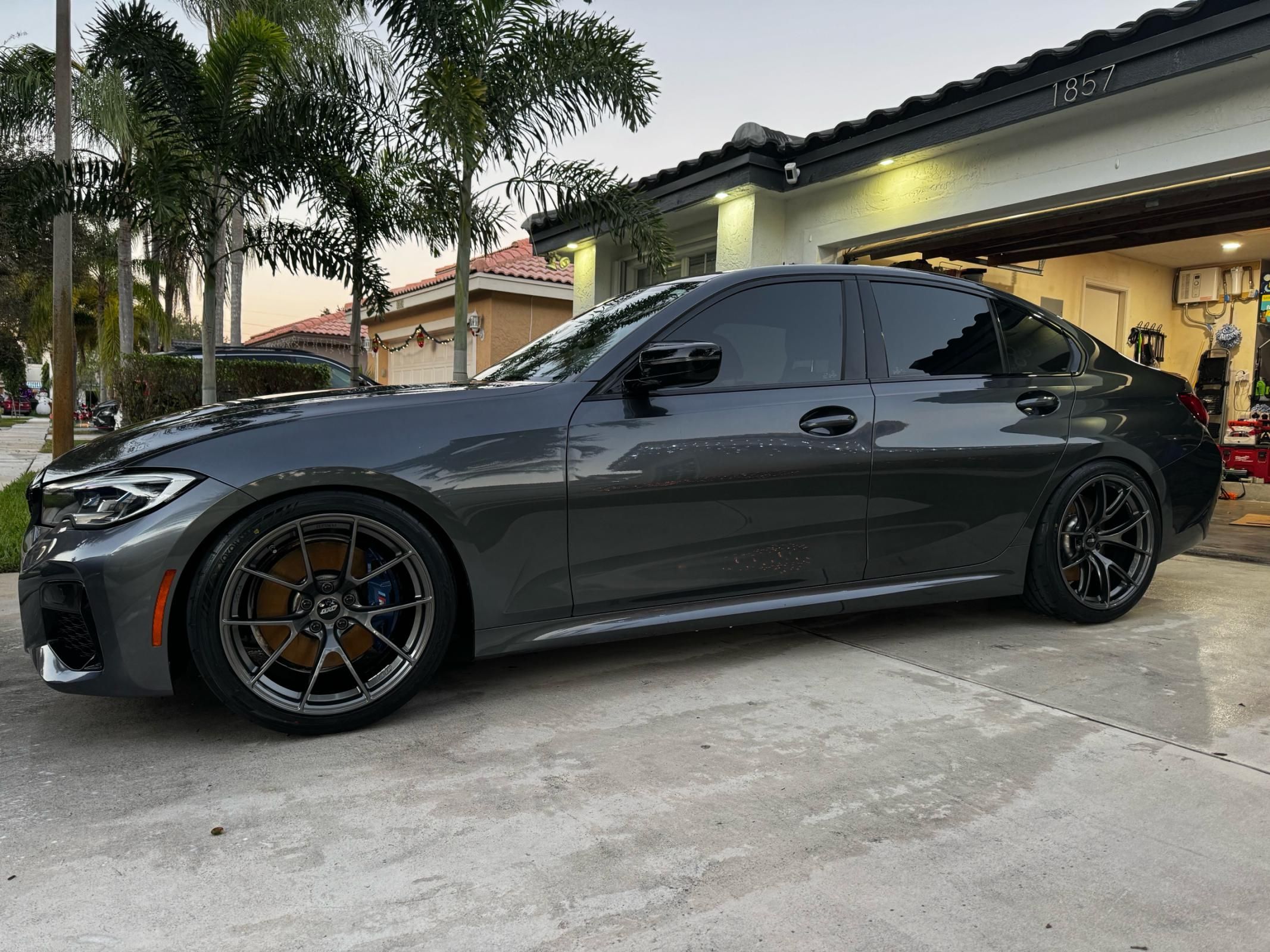 Grey BMW G20 Sedan 3 Series with 19" VS-5RS Apex wheels in Anthracite