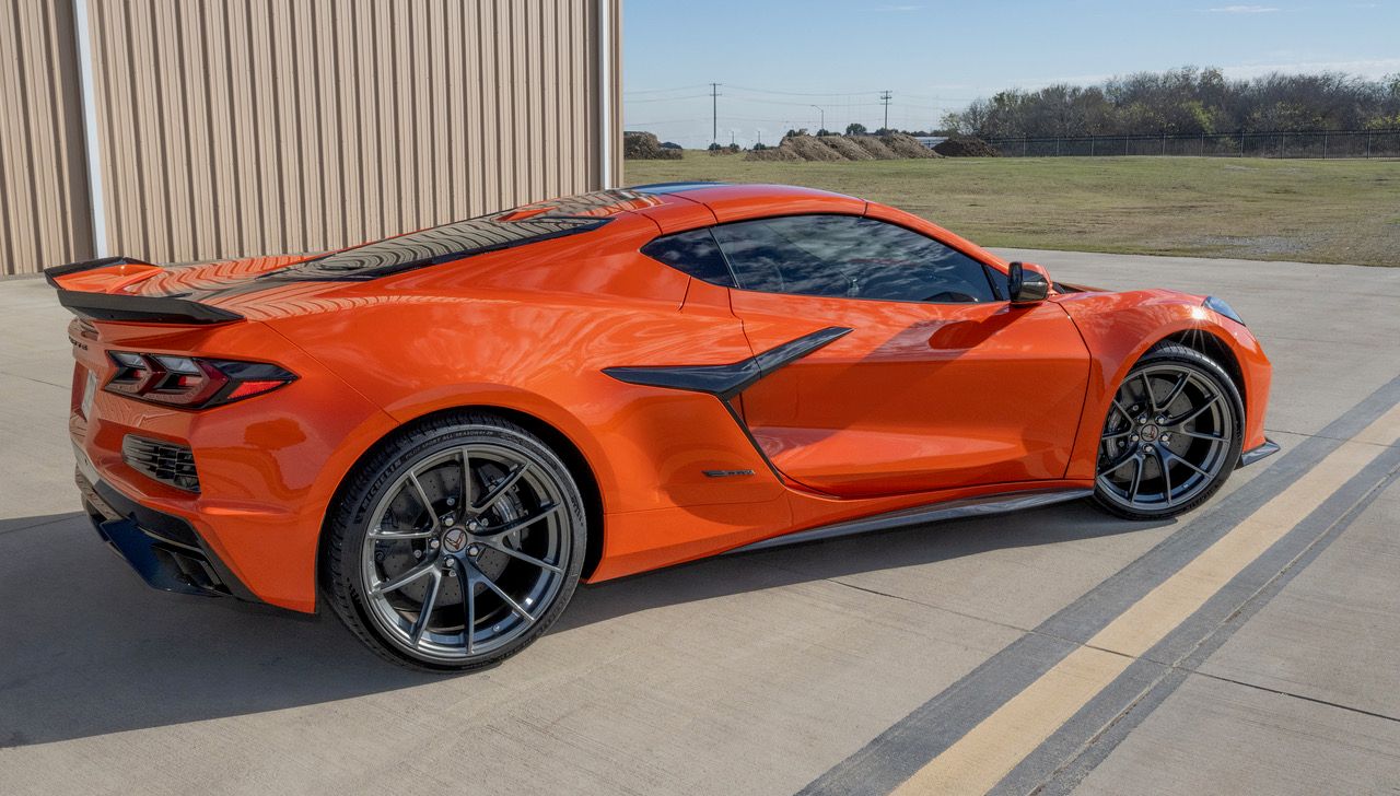 Orange Chevrolet C8 Corvette E-Ray with 20"/21" VS-5RS Apex wheels in Anthracite