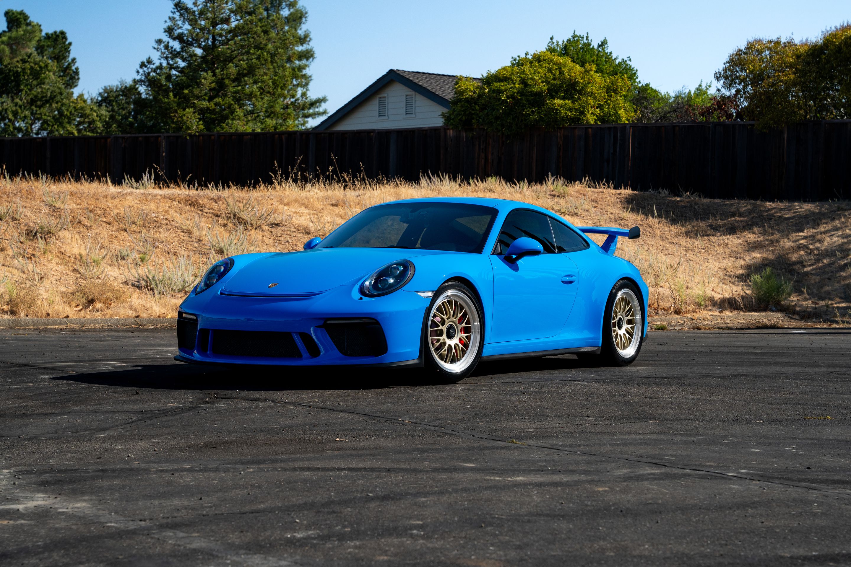 Blue Porsche 911 991.2 GT3 with 19" ML-10RT Apex wheels in Machined Lip Gloss Motorsport Gold