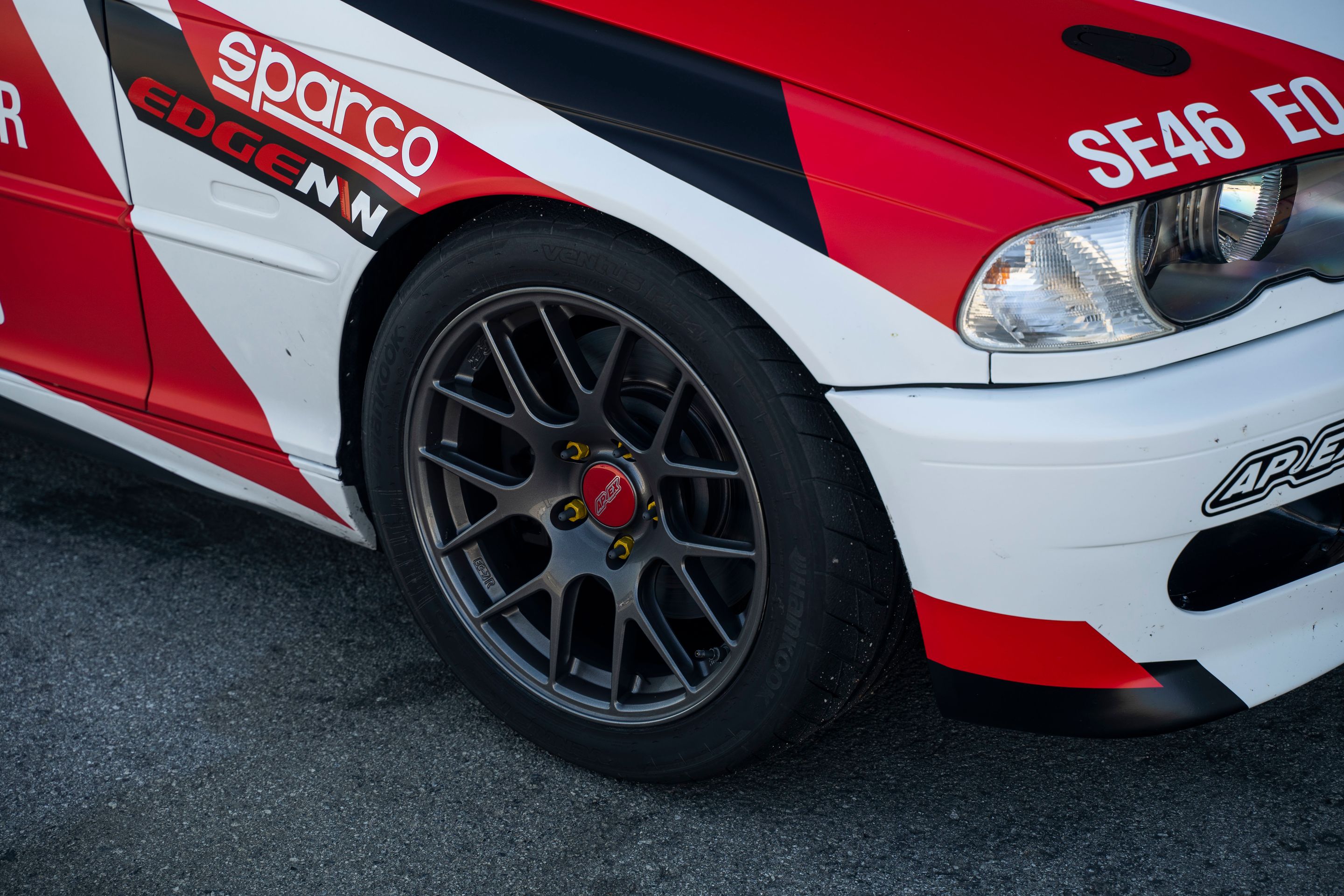 Multicolor BMW Spec E46 with 17" EC-7R Apex wheels in Anthracite