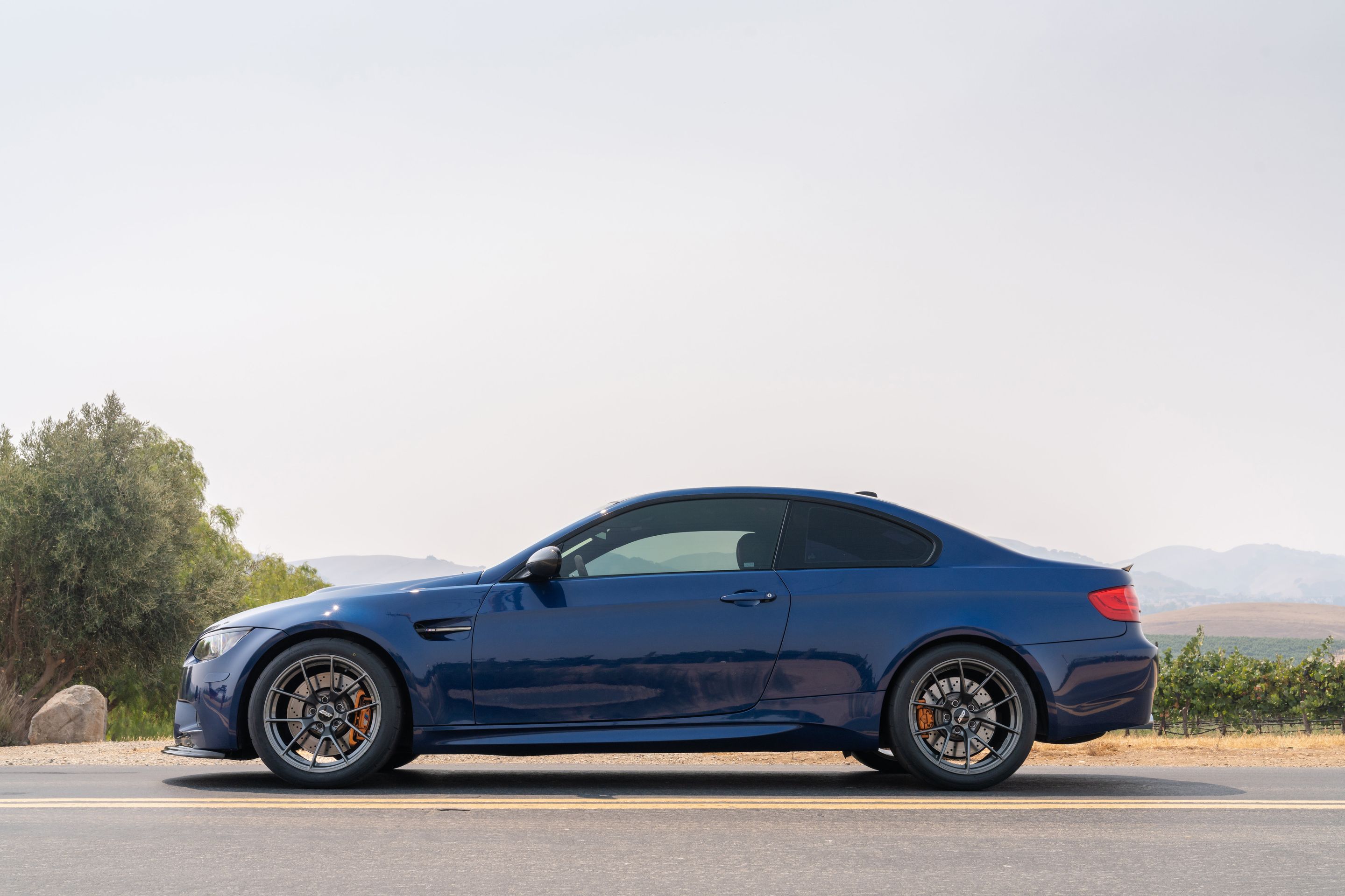 Blue BMW E92 Coupe M3 with 18" VS-5RS Apex wheels in Anthracite