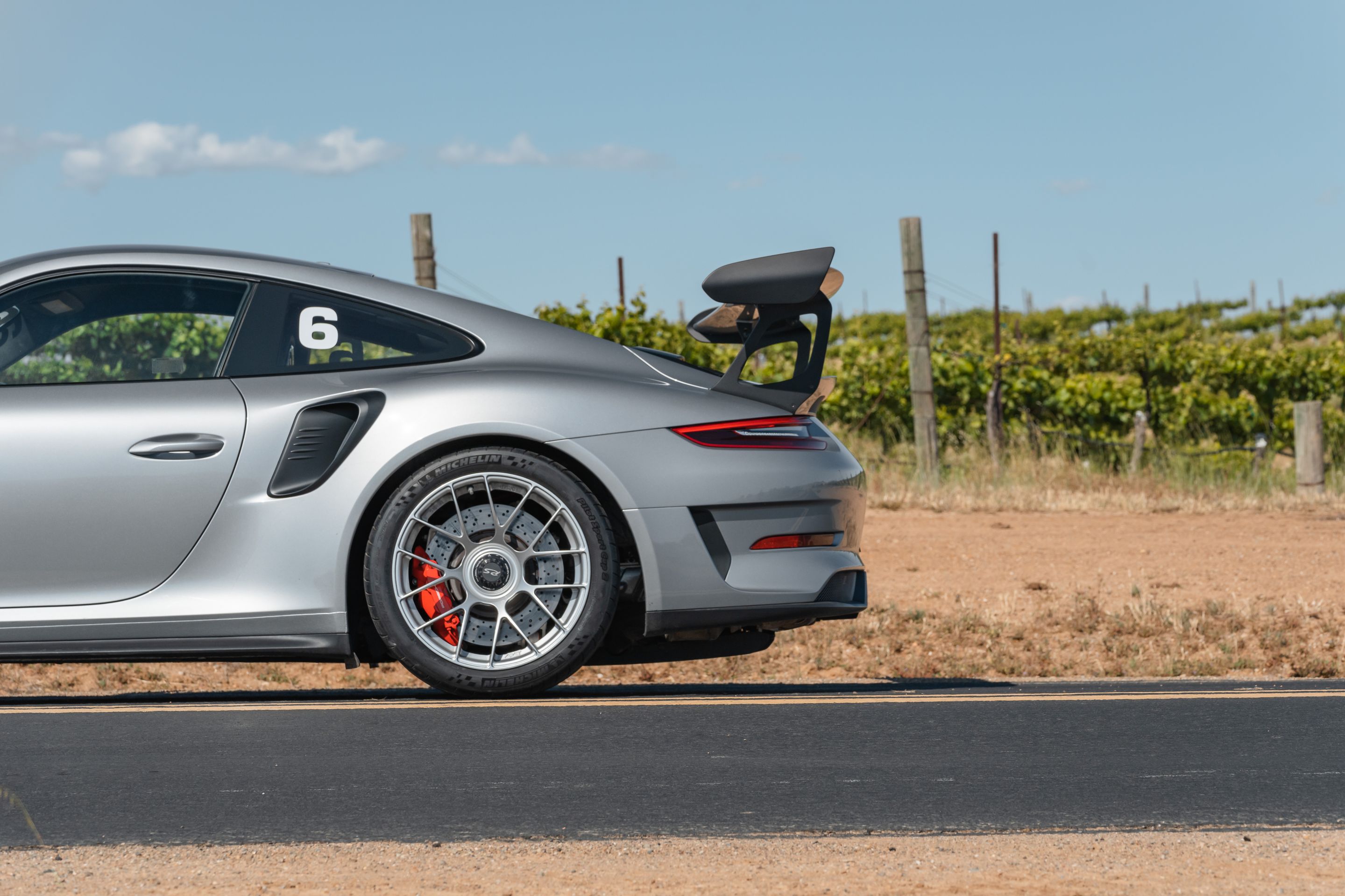 Silver Porsche 911 991.2 GT3 RS with 19" EC-7RS Apex wheels in Race Silver