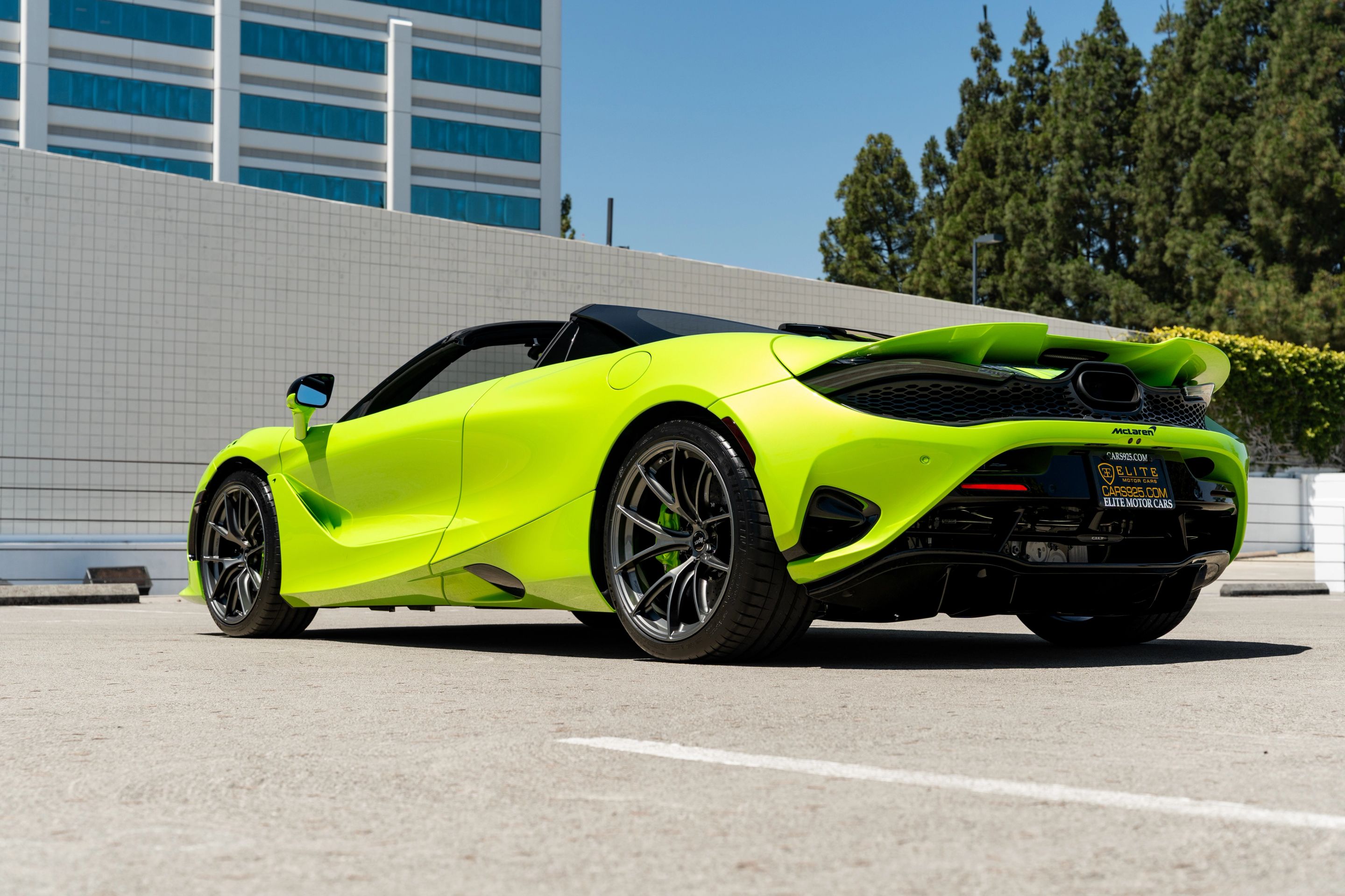 Green McLaren 750S with 19"/20" VS-5RS Apex wheels in Anthracite