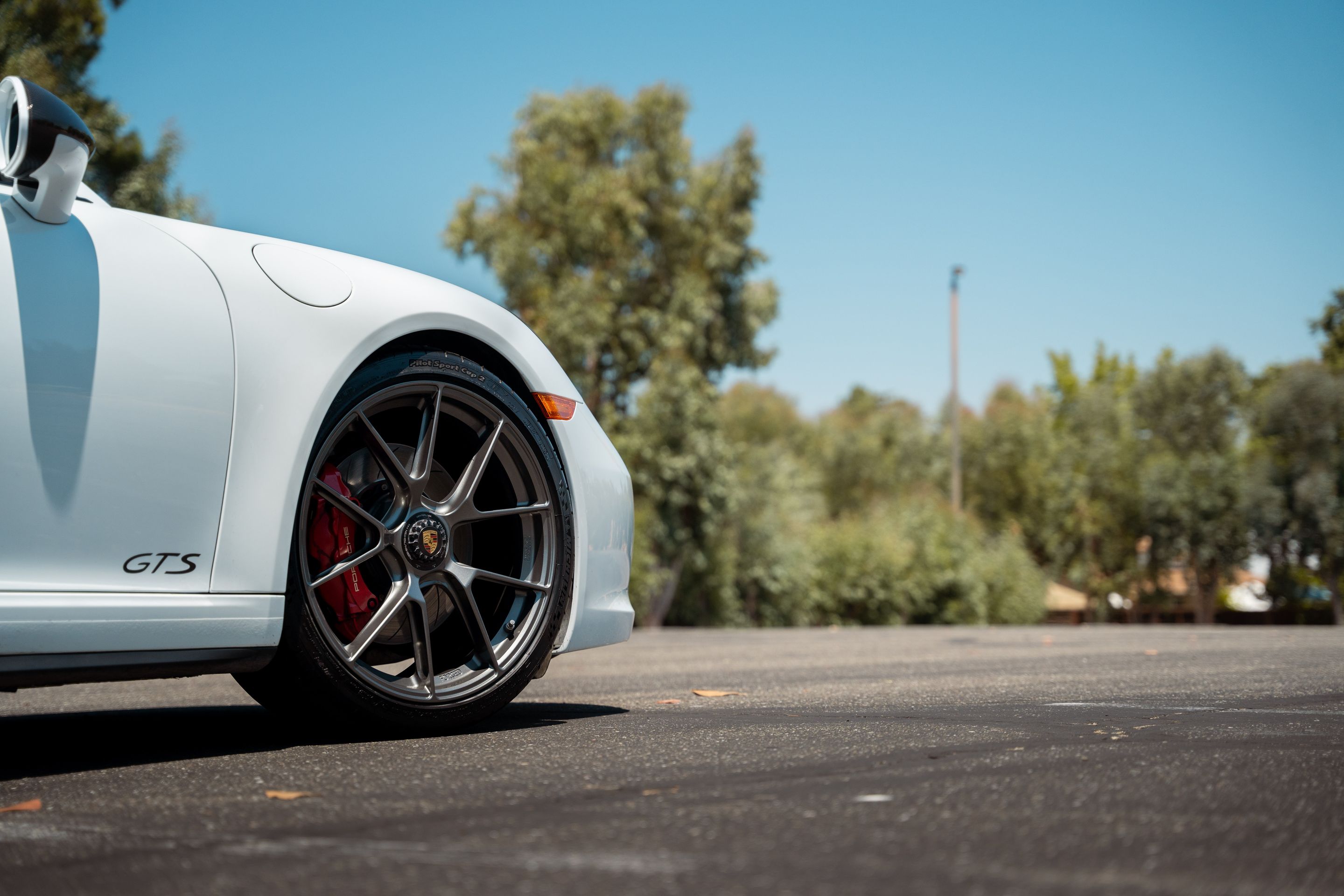 White Porsche 911 991.2 Carrera GTS with 20" VS-5RS Apex wheels in Anthracite